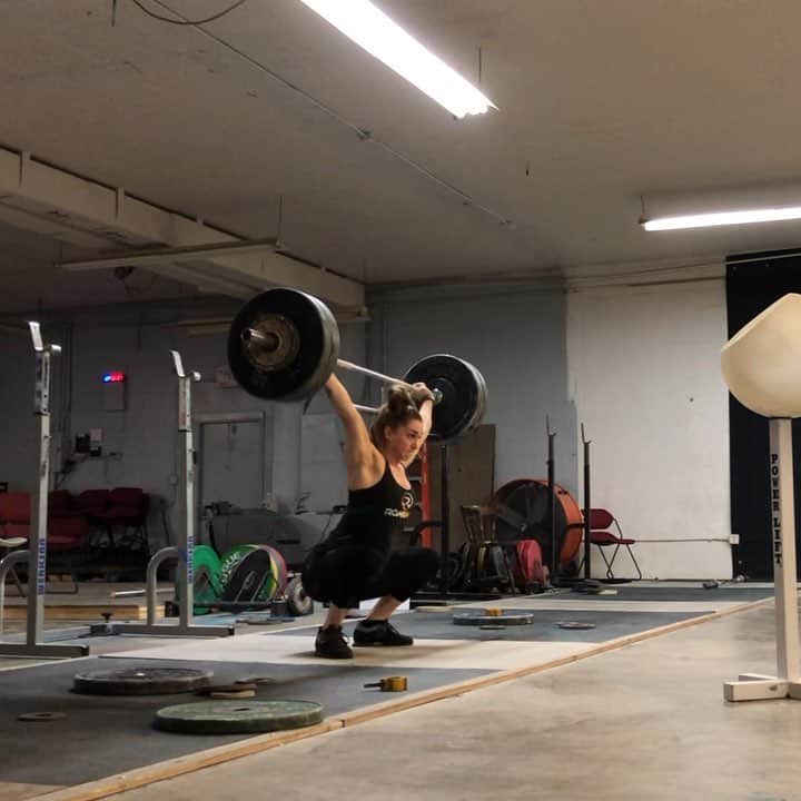 マッティ・ロジャーズのインスタグラム：「90% range feelin preetttyyyy okay today! First time doing heavier both lifts in the same workout since I was on stage at Pan Ams. Also survived no miss clean and jerk day we decided to go AFTER we all finished snatches because a no miss snatch day is... asking a lot lol. Back on stage in 3 weeks! (Yikes that came so quick)」