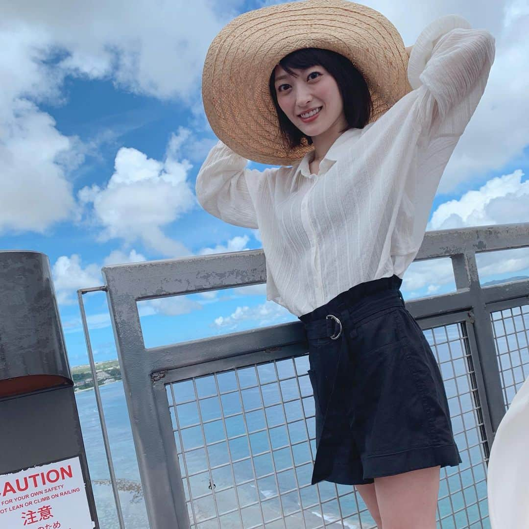 三秋里歩（小谷里歩）さんのインスタグラム写真 - (三秋里歩（小谷里歩）Instagram)「グアム🏝3日目🌼 . 恋人岬へ…🧡 . 身分違いの恋に落ちた若い男女が駆け落ちして あの世で離れ離れにならないように お互いの髪を結び合い崖から身を投げたという 悲しい恋の伝説が元になっているそうです😢 . カップルで訪れると結ばれるという噂があるそうですが、 ビッシリあるハートロックウォールには 「素敵な人に巡り会えますように」みたいな カップルだけじゃなく、シングルの方の願い事もありました🌟 . もちろん私もしました！…でも内容は秘密🤪 . . 高台から見える景色は空と海が広すぎて 今までの人生の中で1番地球を感じれました🌏 . . . #グアム #guam #旅行 #travel #恋人岬 #twoloverspoint #puntandosamantes #ハートロックウォール #heartlockwall」7月6日 9時38分 - ripopo_824