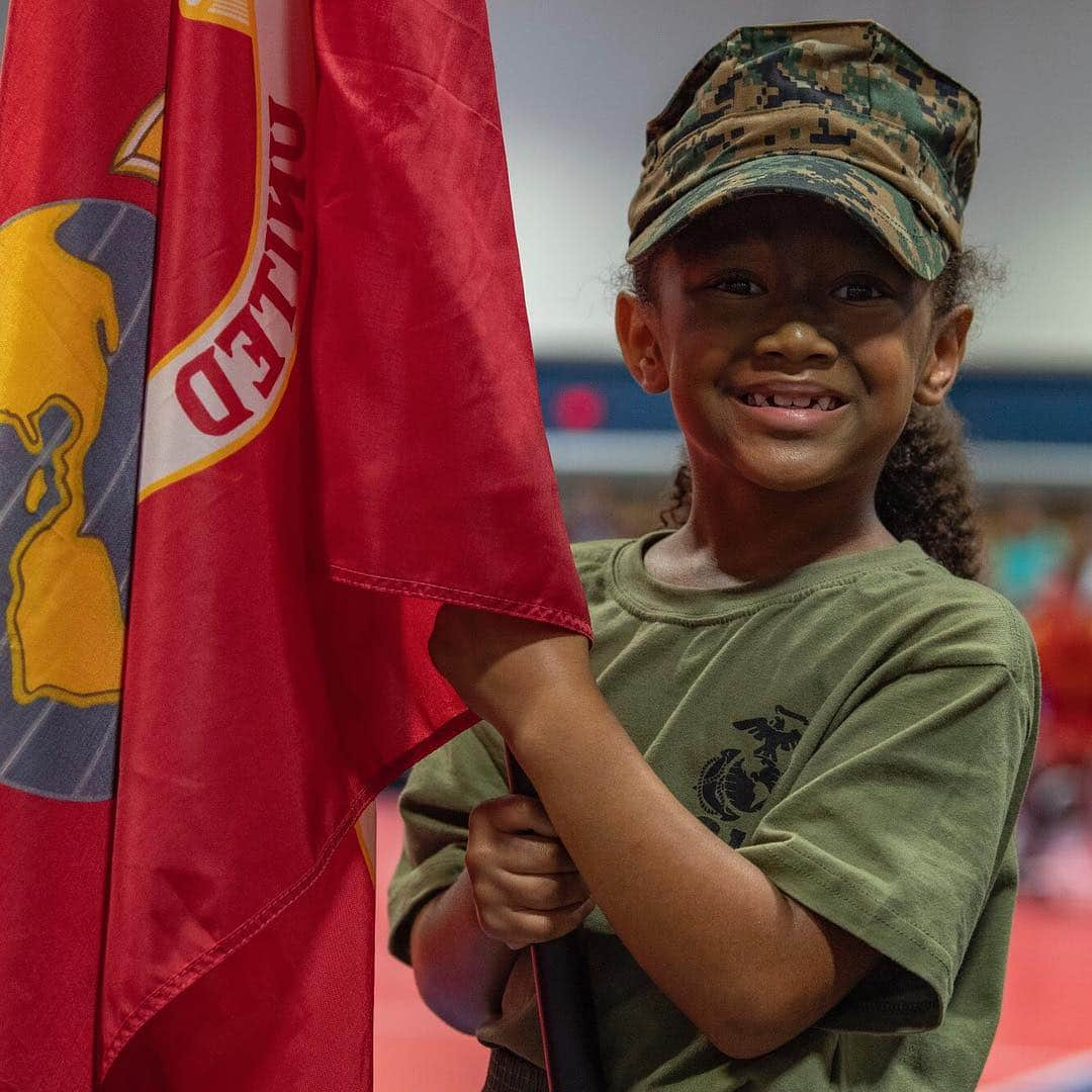 アメリカ海兵隊さんのインスタグラム写真 - (アメリカ海兵隊Instagram)「Devil Dog in the Making  A Marine Corps’ fan poses with the Marine Corps flag at the DoD Warrior Games wheelchair basketball bronze medal game in Tampa, Florida. (U.S. Marine Corps photo by Sgt. Annika Moody)  #USMC #Marines #MarineCorps #Marine #WarriorGames #Compete #Fan」7月6日 9時46分 - marines