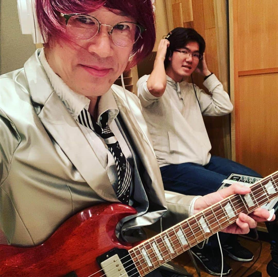 西川進さんのインスタグラム写真 - (西川進Instagram)「おはようございます！！ 『感情直結型ギタリスト』西川進です！！ 昨日のレコーディングは、 久々に共演させていただきました「異色メンバー」でしたよ！！ 左から、 Ba：TOKIEさん Gt：西川 Dr：あらきゆうこさん  みなさん、、、本当に素敵でした、、、。 こちらも新しい試みのビッグタイアップがありましたので、、、お楽しみに！！ ＿＿＿＿＿＿＿＿＿＿＿＿ そして、、、 昨日のレコーディングで初めて使いました！！ 新しく買ったギター、、、。 Gibson SG Standard Reissue VOS 2014 CUSTOM SHOP Historic Collection w/Maestro Faded Cherry  めちゃ良い感じでした！！ ちなみに、 アシスタントは研修生の岩井くん。 ＿＿＿＿＿＿＿＿＿＿＿＿ さて問題です、、、。 いつもの感じで撮影したレコーディング風景、、、 今までと違った「アイテム」があります、、、。 さて、、、何でしょう？  答えは7月11日(木)の日記でね。(そんな先でみんな忘れてるか？) さっ！！ 今日はサウンドプロデュースワークのミックスチェックと、 取材があります！！ みなさん良き土曜日をおすごしくださいね！！ ＿＿＿＿＿＿＿＿＿＿＿＿＿ ＿＿＿＿＿＿＿＿＿＿＿＿＿ いよいよ明日！！7月7日(日)  西川進 Birthday LIVE ☆ 2019！！＠STUDIO BAYD 自由が丘　 予約受付中です！！ しっとりアコースティックと、エレキギターでトリップ！！ 西川ワールドをじっくり楽しんでください！！ ☆グッズやCDを買ってくださった方には、 ライブ終了後に握手＆サインのプレゼントがあります！！ 詳細はこちら！！ http://nishikawasusumu.com/temp/birthday2019_2/index.html  #空　#雲　#宇宙　#西川進　#ギタリスト　#モッズスタイル　#guitarist #guitar #大事に思う気持ち　#レコーディング　#TOKIE　#あらきゆうこ　#ソロライブ　#Gibson　#SG　#CUSTOMSHOP　#HistoricCollection」7月6日 9時54分 - susumu_nishikawa_5