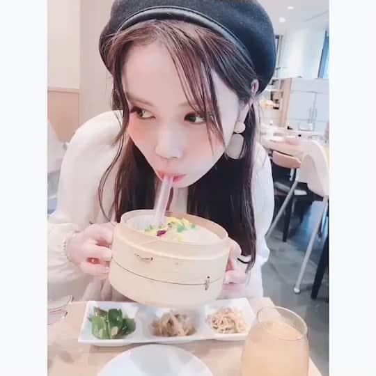 増田愛里菜のインスタグラム：「. 熱くてすごくビックリした😵🔥💦 . . . もうストローなんかで飲まない😬🥤⚡️ . . movie▶︎▶︎▶︎maina♡ . #ダンプリングタイム #ダンプリングタイム餃子時間 #キングダム #餃子 #小籠包 #ランチ #カフェ #グルメ #デスマッチ #デスマッチ巡り #デスマッチ飯 #嵐にしやがれ #しやがれ #ヒカリエ #渋谷 #東京 #渋谷ランチ #lunch #gourmet #flower #cafe #Tokyo」