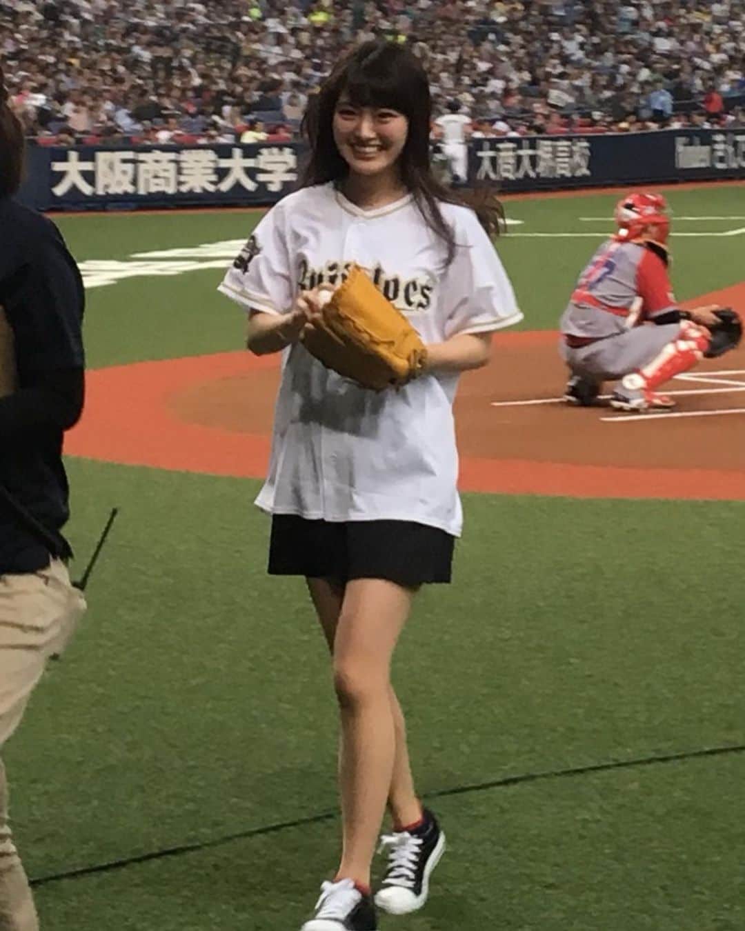 遠野愛のインスタグラム：「明日7月7日に京セラドームで行われる オリックス対ソフトバンクの試合で始球式を務めさせていただきます！ 由真さんが国家独唱♪ 写真は去年のものです、ズームしすぎてぼやぼや笑 今年はノーバウンドで投げるぞ！！ 中継もあるので、ぜひ見て下さい(^O^) #始球式 #七夕 #デーゲーム #オリックスバファローズ  #オリックス #ソフトバンク #福岡ソフトバンクホークス #野球 #野球観戦 #京セラドーム #大阪」