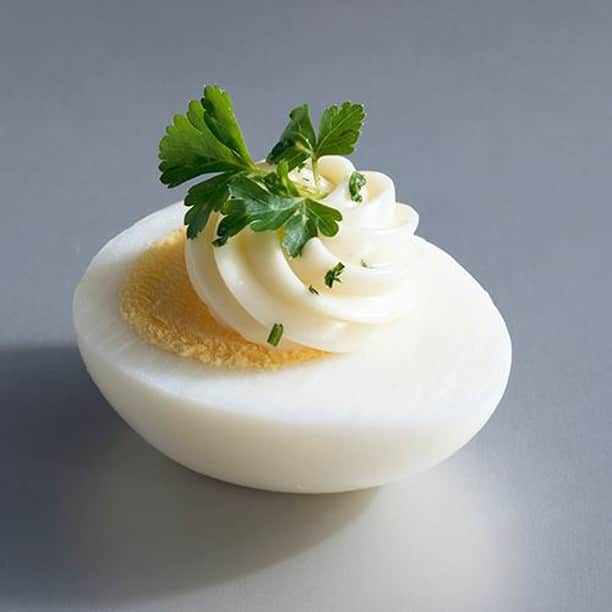 フランス大使館さんのインスタグラム写真 - (フランス大使館Instagram)「ゆで卵にマヨネーズを合わせた前菜「ウフ・マヨネーズ」通称「ウフ・マヨ」をご存知ですか🥚？シンプルですが奥深い人気の一皿で、毎年ウフ・マヨ世界一を決める選手権も開催されているそう。 📷 : @AssociationSauvegardeOeufMayo  Saviez-vous qu'il existe un championnat du meilleur œuf mayonnaise du monde ? Ce concours met en valeur les techniques de confection de ce plat en apparence simple mais incontournable des bistrots français. Et oui, cuisiner un œuf mayo n'est pas si facile ! 📷 : @AssociationSauvegardeOeufMayo」7月6日 10時00分 - ambafrancejp