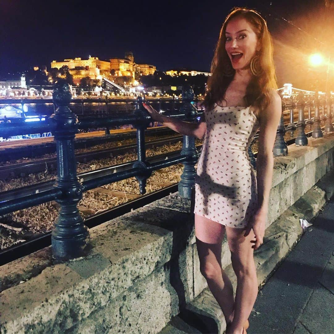 ロッテ・ヴァービークさんのインスタグラム写真 - (ロッテ・ヴァービークInstagram)「This photo doesn’t even remotely do justice to the beauty of whats behind me and the city I am surrounded with but my expression kind of captures the awe I am in.. 😊」7月6日 10時08分 - lotteverbeek