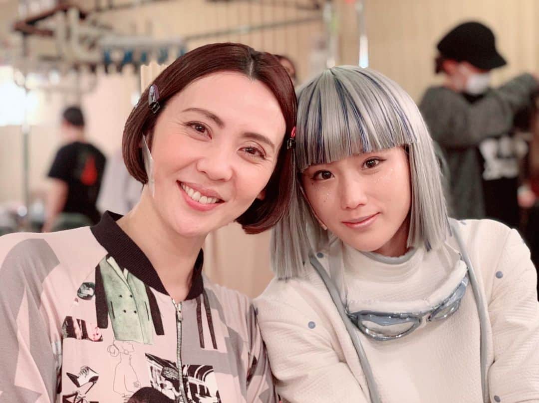 秋山ゆずきのインスタグラム：「. . 昨日ぶじ、 A班、B班、初日あけました。 . 大好きな世界観です。 絵本から飛び出した 土星の裏側のこの星を がんばります！ . 大好きなカレルヤ博士こと 緒月遠麻さんと💖 .  #ジプキャン #ジップキャンディ #ジップアンドキャンディ #ZipandCandy」