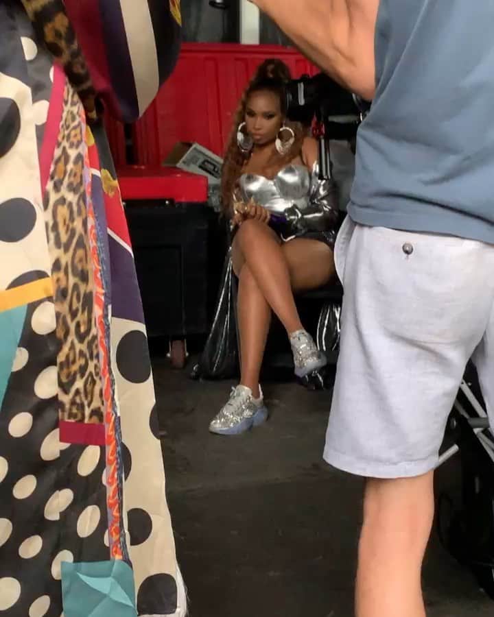 ジェニファー・ハドソンのインスタグラム：「Waiting for my cue like......」