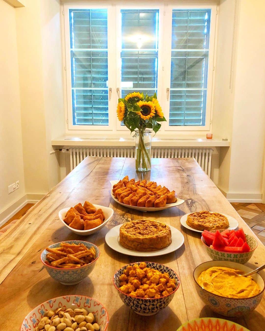 新倉瞳さんのインスタグラム写真 - (新倉瞳Instagram)「Züri Fäscht Home Party  今日からチューリッヒ夏祭り！朝からリハーサルに料理にバタバタ！！ ・ ・ スイスのみんなにも大人気の甘いおいなりさんはパーティーに必須なのであります。  #zürifäscht #homeparty #wgparty #おいなりさん #向日葵」7月6日 10時23分 - hitominiikura