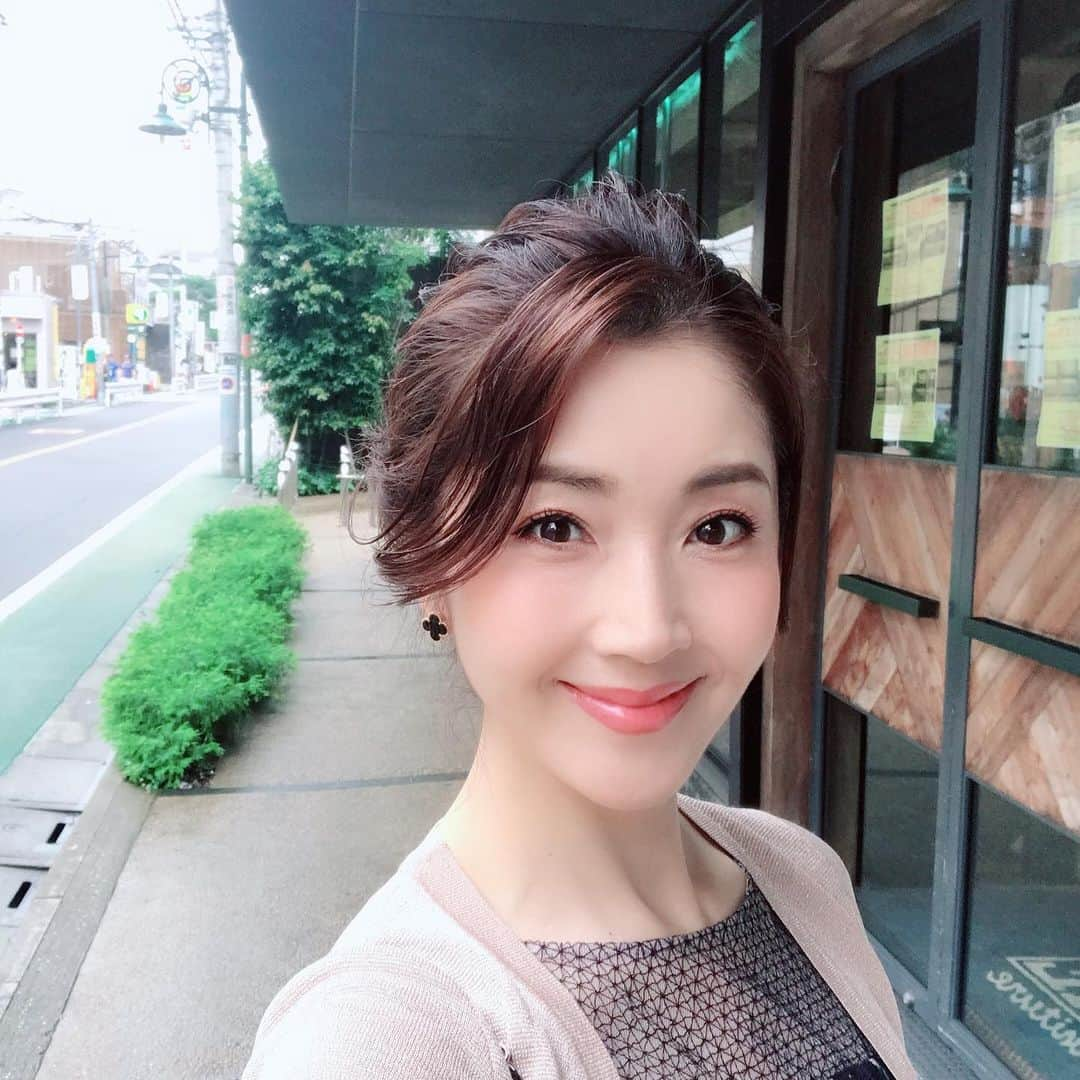 芦田桂子さんのインスタグラム写真 - (芦田桂子Instagram)「おはようございます！ これから可愛い後輩 @nagase_kaoru の結婚パーティへ✨ 姉さんきっと泣いちゃうな。。。 幸せのおすそ分け頂いてきます💓 ✴︎ #weddingparty  #happywedding  #hairarrange  #幸せ #カオルをよろしくお願いします  #芦田桂子」7月6日 10時24分 - keiko_ashida