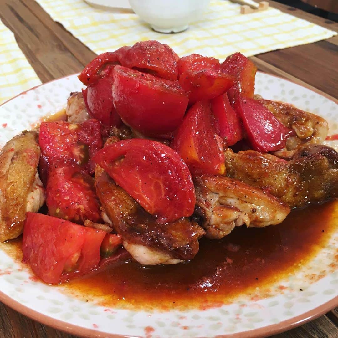 三好ジェームスのインスタグラム：「「夏の新定番　鶏肉のトマト照り焼き」  トマトの上手な使い方がキメ手！失敗知らずの鶏の照り焼きの作り方！  鶏肉に火を通しすぎて固くなった〜😭っていう経験ありませんか？  トマトの驚きの使い方‼️一般的な照り焼きチキンも美味しいんですけど、トマトが加わることで酸味と甘み、一体感が生まれてとっても美味😊  今日、夕方５時からのたべごころで紹介します😊  #鶏肉のトマト照り焼き#照り焼きチキン#テリヤキ#トマト#🍅#tomato#テリヤキソース#鶏肉#chicken#チキン#たべごころ#コウケンテツ#rkb＃rkbテレビ」