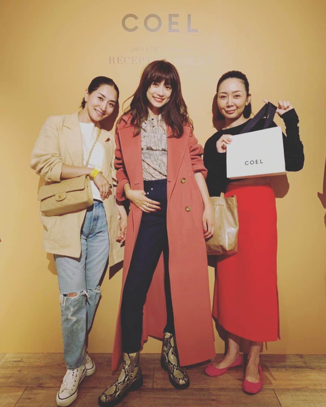 亀恭子のインスタグラム：「@coel_y 2019fw exhibition . . . @youn1029 もヨンアの作り出すお洋服も、とても素敵でした❤︎ . . 会場は沢山の人・人・人 さすがであります。 . . 一緒に行った @midoriohara とお揃いで フューシャピンクのパンツをオーダー。 . みどちゃんのこの日のカラー使いがツボで、 展示会でも色物に目がハートでした❤︎ . . #coel #2019fw #exhibition」