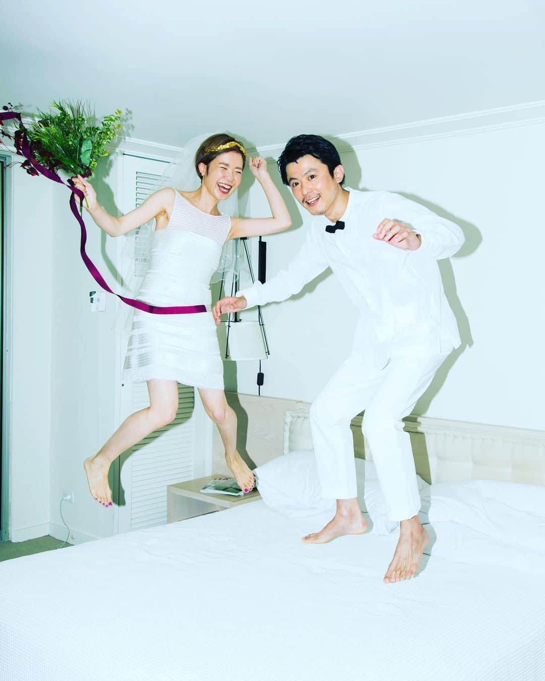 oversea_weddingさんのインスタグラム写真 - (oversea_weddingInstagram)「ハワイウェディングに自由を。 ・ Jump！ ・ お二人専用の移動式ブライズルーム「LOVE TRUCK」があれば、どこででもウェディングができちゃう 「モバイルウェディング」スタイル！ オアフ島全土がお二人のWEDDING VENUEに。 ONLY ONEのハワイウエディングを実現します。 ・ #ハワイウェディング #前撮り #ウェディングフォト #後撮り #サンセット #ウェディングドレス #hawaiiwedding #花嫁ヘア #フォトウェディング #卒花 #プレ花嫁 #卒花嫁 #日本中のプレ花嫁さんと繋がりたい #邸宅ウェディング #ハワイ結婚式 #宮古島旅行 #ハワイ旅行 #ビーチフォト #overseawedding #halekulani #海外ウェディング #ハワイフォトツアー #ウェディングブーケ #ハワイヘアメイク #ワイキキビーチ #お色直し #入籍 #宮古ブルー #沖縄挙式 #modernhonolulu」7月6日 10時32分 - oversea_wedding