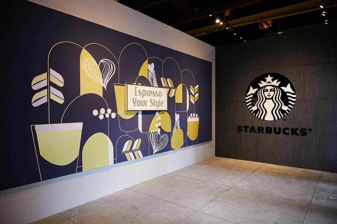 Vogue Taiwan Officialさんのインスタグラム写真 - (Vogue Taiwan OfficialInstagram)「#VogueExhibition﻿ 星巴克 @starbuckstw 的咖啡迷每年必朝聖的夏季盛事「Starbucks Coffee Journey咖啡旅程特展」終於登場！今年以「Espresso Your Style」為主題，規劃出5大區域，整個展覽風格以「Art Deco」設計，整體簡約明亮又充滿現代感，在奇幻的布景中搭配互動裝置讓展覽更加有趣，帶領咖啡迷們可以深入探索星巴克咖啡的0到1的旅程，同時當然也不能錯過多款展覽限定飲品與週邊商品！﻿ ﻿ 👉展覽資訊+5大展區完整介紹請點 @voguetaiwan 首頁連結﻿ ﻿ #星巴克 #starbucks #咖啡 #展覽 #coffee #exhibition」7月6日 10時33分 - voguetaiwan