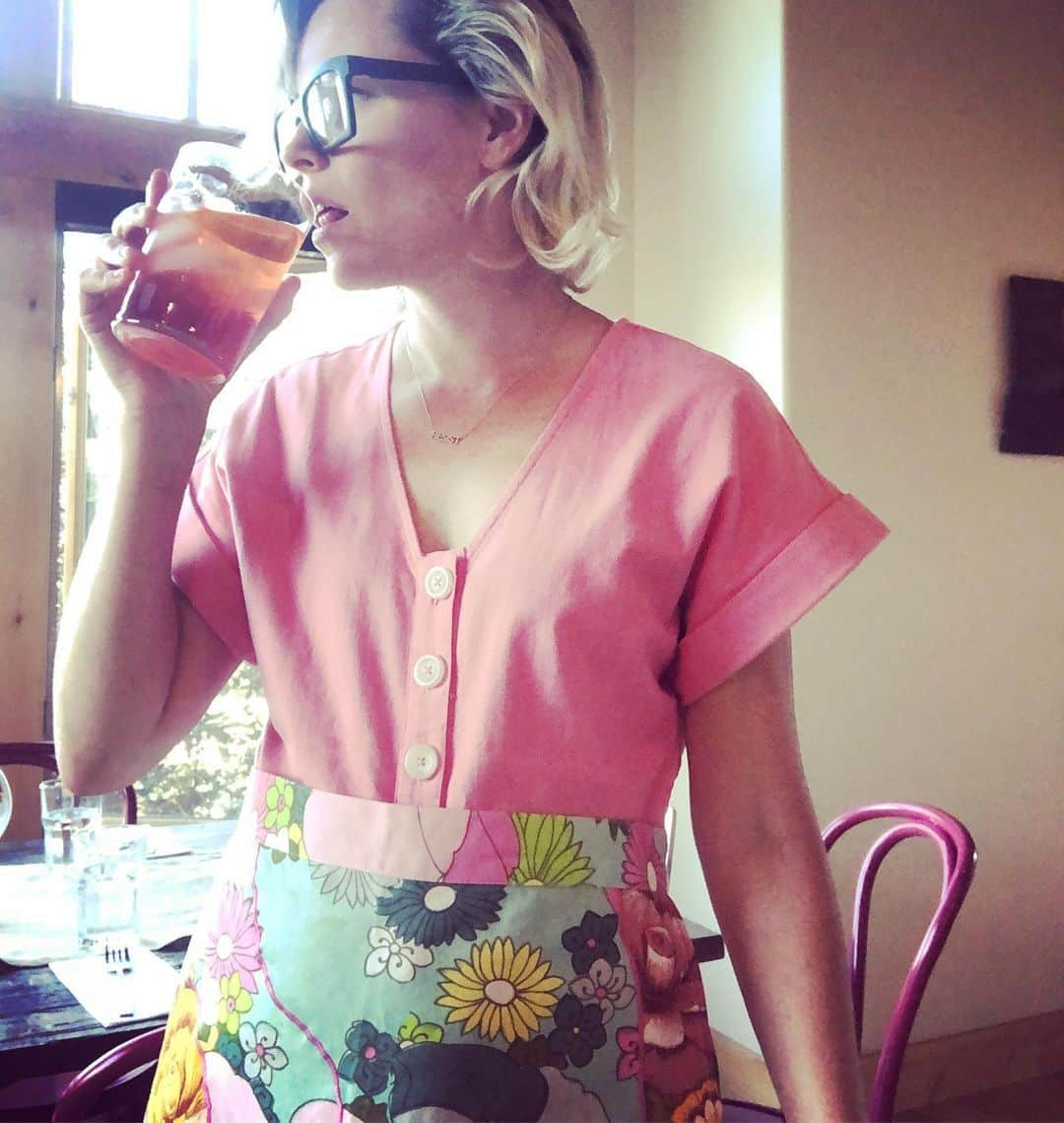 エリザベス・バンクスさんのインスタグラム写真 - (エリザベス・バンクスInstagram)「Domestic Goddess. #friyay #aperolspritz #shabbatshalom」7月6日 10時35分 - elizabethbanks