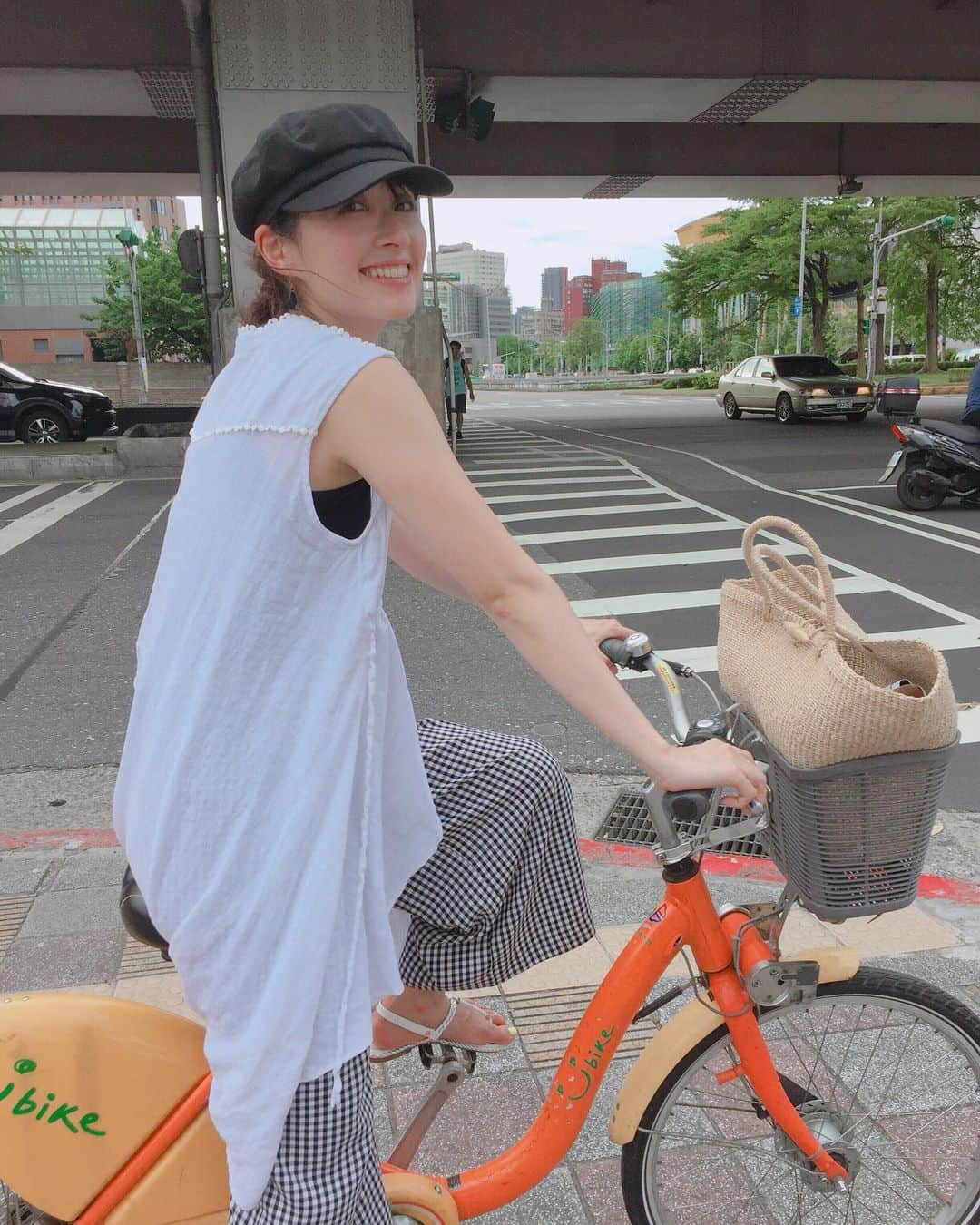 田中千絵さんのインスタグラム写真 - (田中千絵Instagram)「台北のU-bike、本当に便利🚲  健康のためにも、環境のためにも、 なるべく公共交通機関を使うように 心がけています。  昨日はもともと バスで帰宅予定してましたが、 渋滞の時間に バッティングする心配がでてきたので (台北は17時~19時頃までの平日は渋滞時間です)、 急遽U-bikeに変更！  UVケアとかしていなかっので、 夕方でも日差しがチリチリと肌を伝わって…  まっ、でも、 たまの天然ビタミンD補給は必要かもです🌞  それでは、素敵な週末を！ . . 台北的U-bike真的很方便🚲  為了健康，為了環境，我會盡量用公共交通工具。  昨天原本坐巴士回家， 但看到時間有點擔心碰上塞車的時間， 所以臨時改騎U-bike回去！  因為沒有做防曬，皮膚上有被曬的那種刺感， 但偶爾也需要吸收天然的維他命D吧🌞  週末愉快！ . . . #たいわん #taiwan #taipei  #ubike #台湾旅行  #台北と東京の生活  #中国語」7月6日 10時38分 - chietanaka817