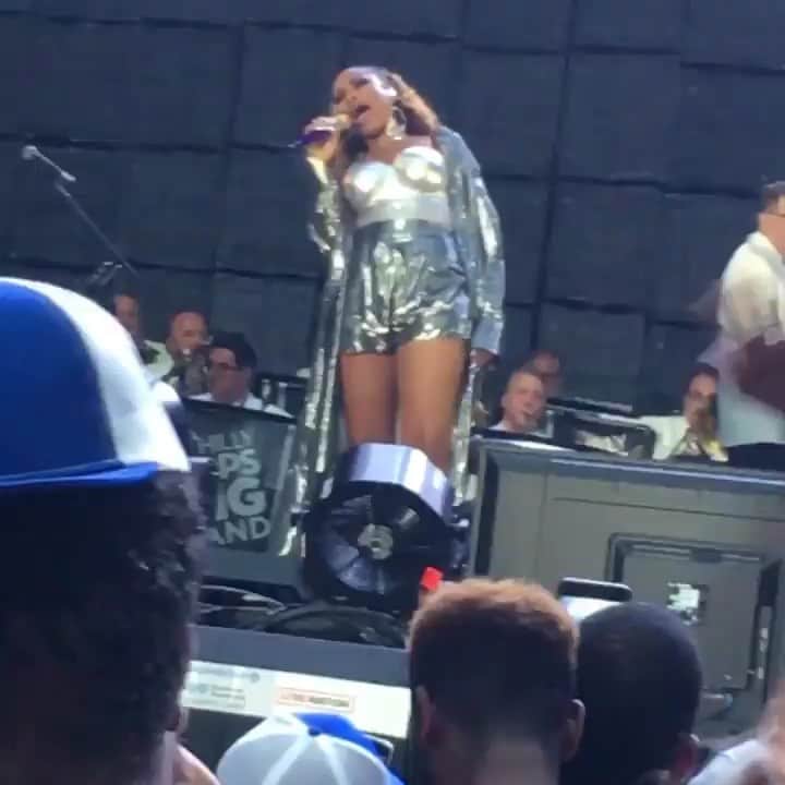 ジェニファー・ハドソンのインスタグラム：「Here at JHud productions shoe throwing is a compliment ! So thank u sooo much !!!! #wawawelcomeamerica」
