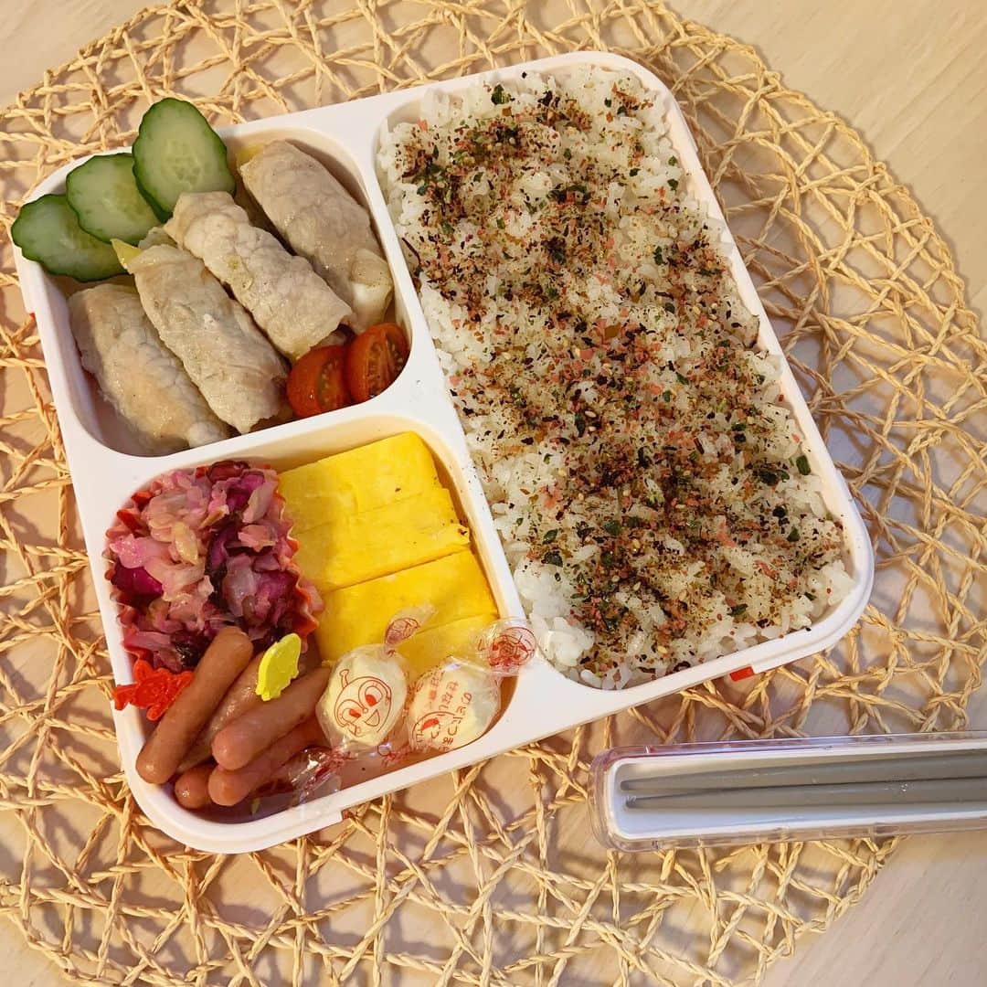 本田しおりのインスタグラム：「#今日のお弁当  #はんぺんとチーズの柚子ごしょうクルクル豚肉巻き蒸し#シンプル玉子焼#キャベツの柴漬け炒め#ポークピッツ#チーズ  #お弁当 #本田弁当 #旦那さん弁当 #神ちゃん弁当  #神弁」