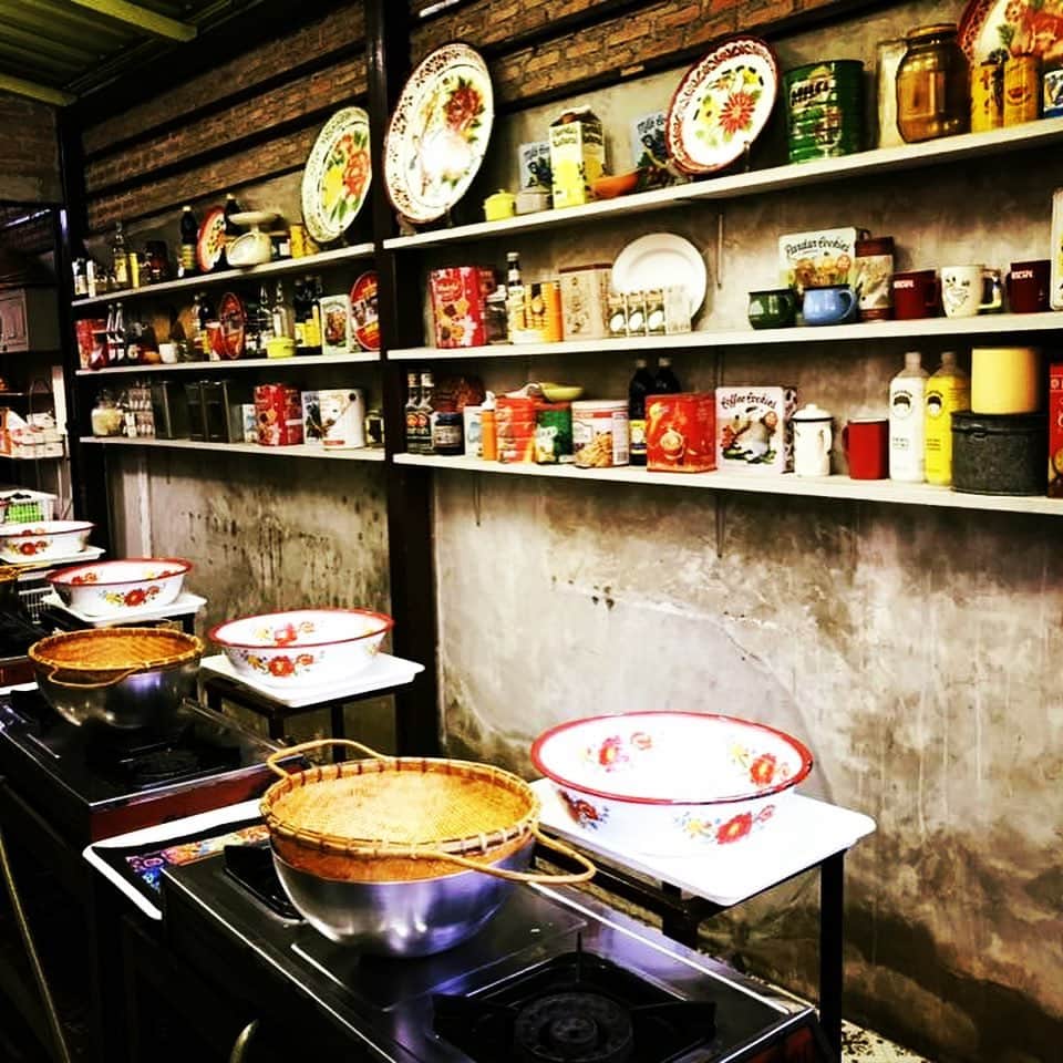 AirAsia (公式) さんのインスタグラム写真 - (AirAsia (公式) Instagram)「バンコクで料理体験🇹🇭﻿ ﻿ いま、旅行者の間で人気のタイ料理教室。地元のマーケットで集合して食材を購入してから教室に向かいます。タイ食材やタイ料理の基本について説明を受けながら、トムヤムクン、パッタイ、ラープなど代表的なタイ料理５品を実際に作ります。﻿ ﻿ [Now Everyone Can Fly]﻿ 7月4日から福岡⇔バンコク（ドンムアン空港）が就航しました！皆さまのご搭乗をお待ちしております♡﻿ ﻿ #タイ #タイ料理 #バンコク #cooking #エアアジア #airasia #おいしい #トムヤムクン #パッタイ #アジア #アジア飯」7月6日 10時49分 - airasia_jpn