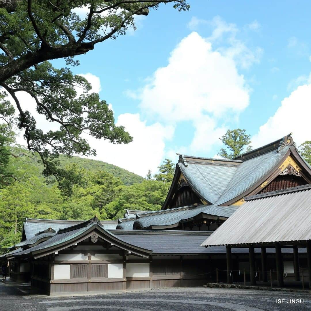 伊勢神宮さんのインスタグラム写真 - (伊勢神宮Instagram)「#伊勢神宮 #神宮 #神社 #心のふるさと #内宮 #参道 #神楽殿 #入母屋造 #夏 #ISEJINGU #JINGU #SOUL_of_JAPAN #Japan #Jinja #Shinto #Naiku #Kaguraden #Traditionalarchitecture #summer」7月6日 10時49分 - isejingu.official