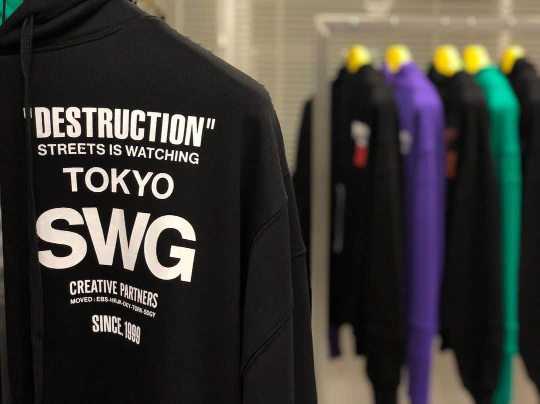 スワッガーのインスタグラム：「Exhibition Last Day﻿ ﻿ SWAGGER Fall Winter 2019 Collection ﻿ “DESTRUCTION"﻿ ﻿﻿ 7/2[火] - 6[土] 11:00〜19:00﻿﻿ at SWAGGER TOKYO Press Room﻿ info : ﻿03-6812-9674﻿ information@swagger-co.com﻿﻿ ﻿ ・バイヤーの方はアポイント制となっております﻿ ﻿ #swagger_tokyo #swg_tokyo #swagger #SWG #SWG東京 #exhibition #展示会 #fallwinter2019 #fw2019 #2019fw #streetfashion #streetstyle」