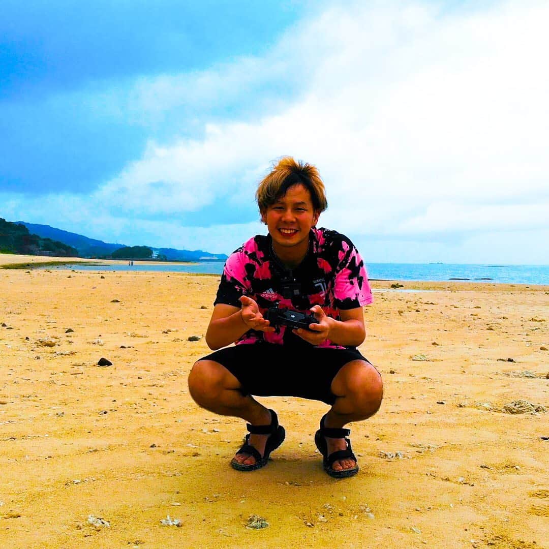 おのだまーしーのインスタグラム：「ドローンで遊んで楽しそうな人 沖縄一周 #新原ビーチ #沖縄」