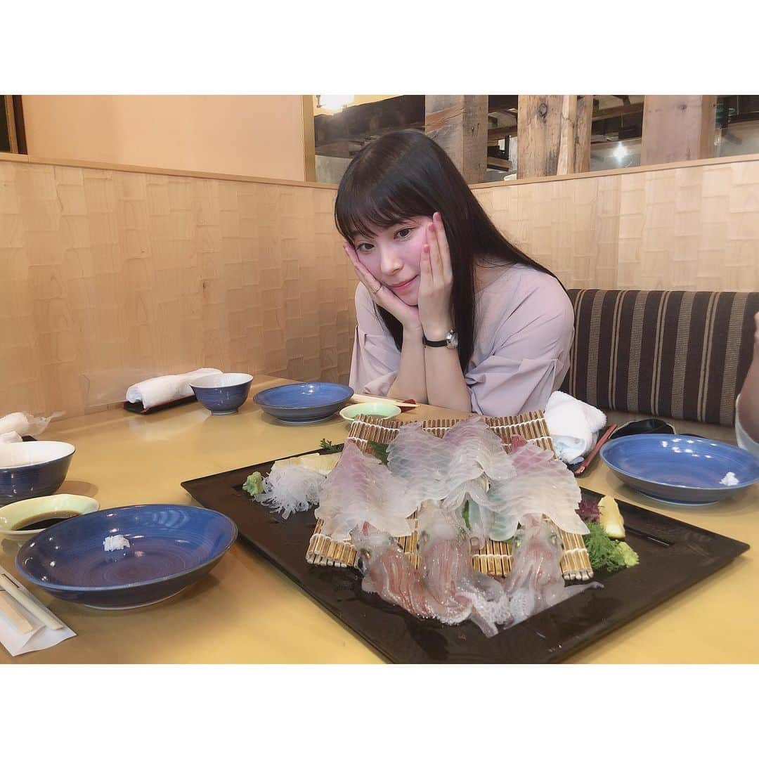 宮崎理奈さんのインスタグラム写真 - (宮崎理奈Instagram)「. . . 九州といえば魚介類も美味しいんだよ！！ 私のオススメはイカ🦑 呼子で取れたイカを博多に運んでくれて生簀に泳いでるイカを目の前で取ってさばいてくれるの！ 新鮮なイカは透明なで、斑点とか動いてるんだよ〜✨ 刺身食べたら、余ったゲソとかを天ぷらにしてくれるの！！ . . 博多駅にある河太郎ってお店はランチがリーズナブル！ 予約しないと席が無いときもあるので予約がオススメ！ . . . . #福岡 #博多 #イカ #河太郎 #福岡グルメ #博多グルメ #博多駅 #博多ランチ #福岡ランチ」7月6日 11時02分 - rina.miyazaki0221