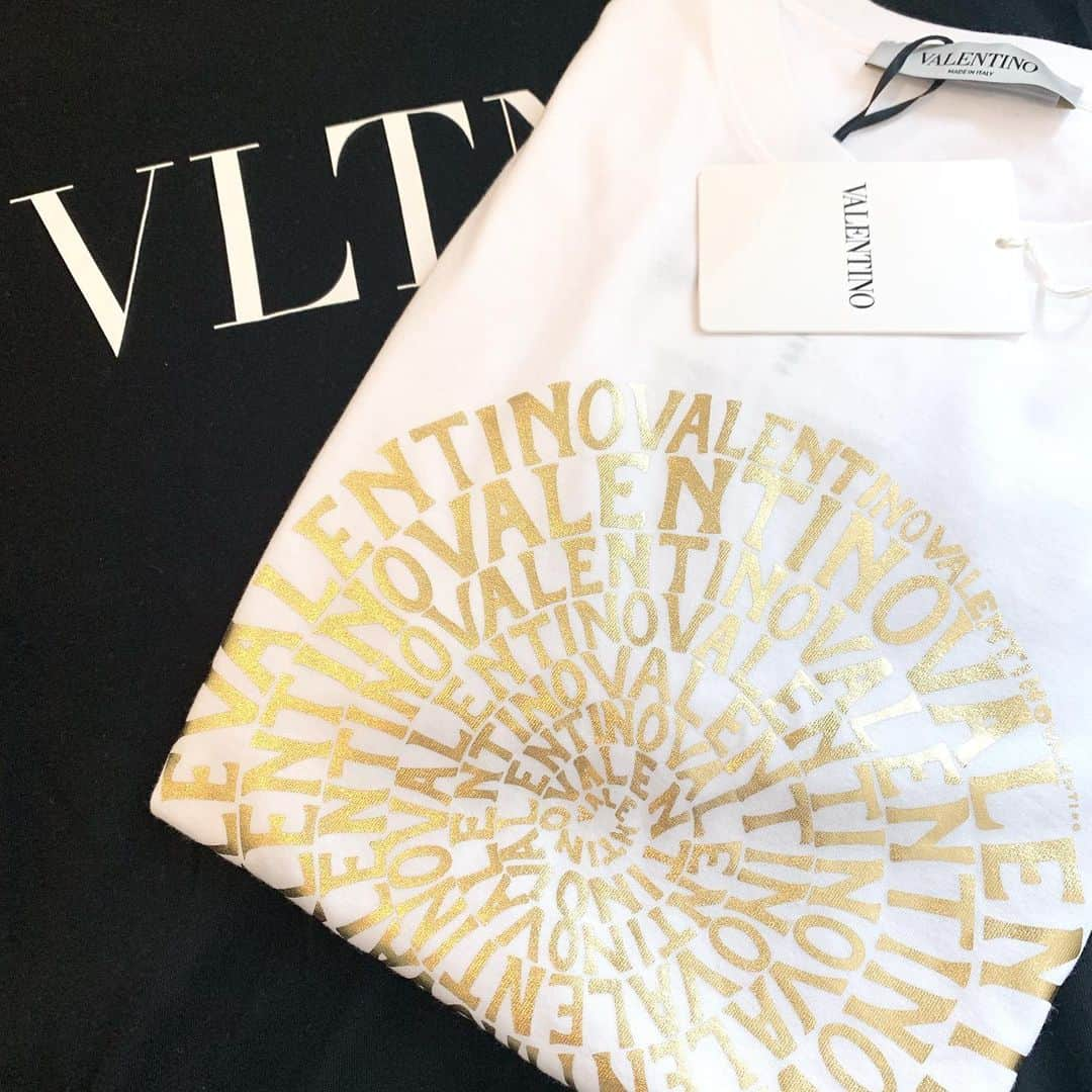 SPARAさんのインスタグラム写真 - (SPARAInstagram)「SALEでお安く買えたvalentinoのTシャツ♡ ホワイト×ゴールドがお洒落です♡  下のVLTNロゴのTシャツは以前買ったものですがシンプルでお気に入り。 最近プチプラのお洋服しか買ってなかったから気分が上がります♡ 明日着て出かけよう♡♡♡ #valentino#Tシャツ#バレンティノ#VLTN#fashion#ゴールド#ロゴ」7月6日 10時55分 - spara_aco