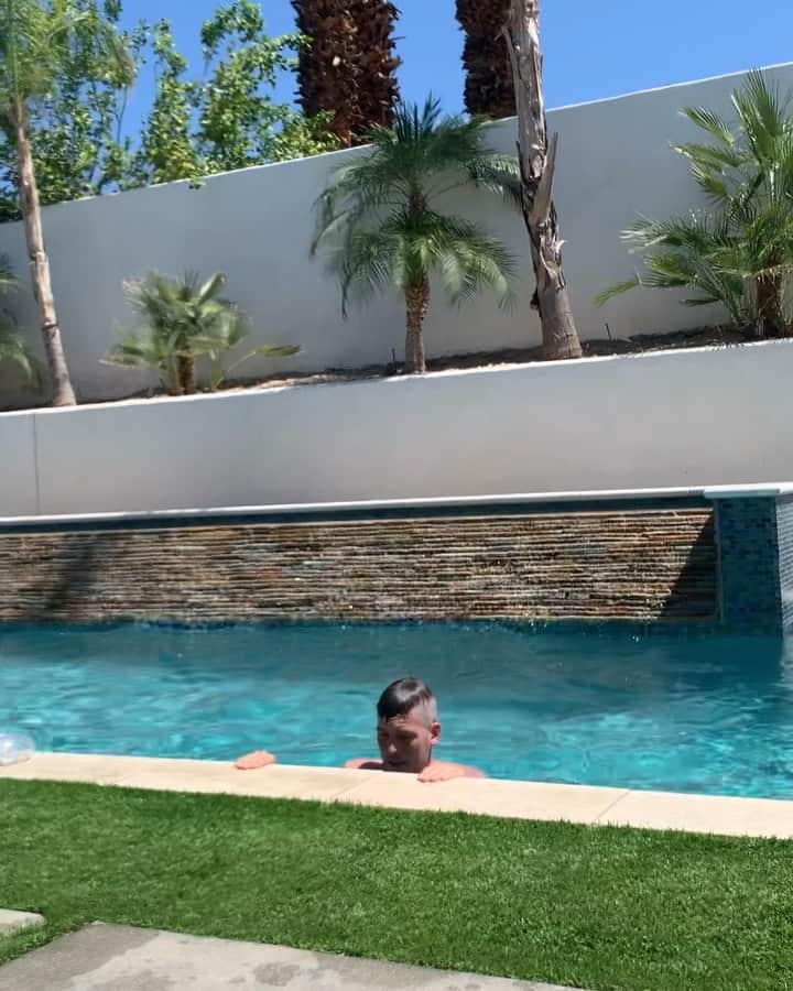 ザッキー・ヴェンジェンスのインスタグラム：「No horsing 🐴 around at the pool #poolboy #watchoutmoms #fitness #noshirt #noshoes #planche #absfordays #tattoos #poolside #letsmakeadifference #poolgetouts #smile #live #laugh #love #alltimelow #newrecord #musician #goodboys」