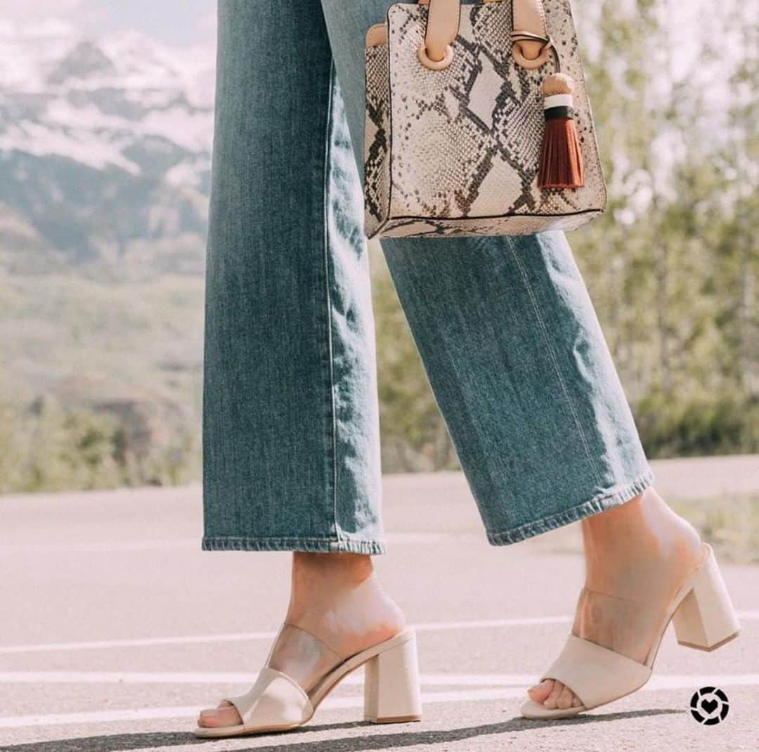 ヴィンスカムートさんのインスタグラム写真 - (ヴィンスカムートInstagram)「The perfect neutral complements to denim on @busbeestyle: the Nechesta mule and Suni satchel. #bloggerstyle #summer2019」7月6日 11時05分 - vincecamuto