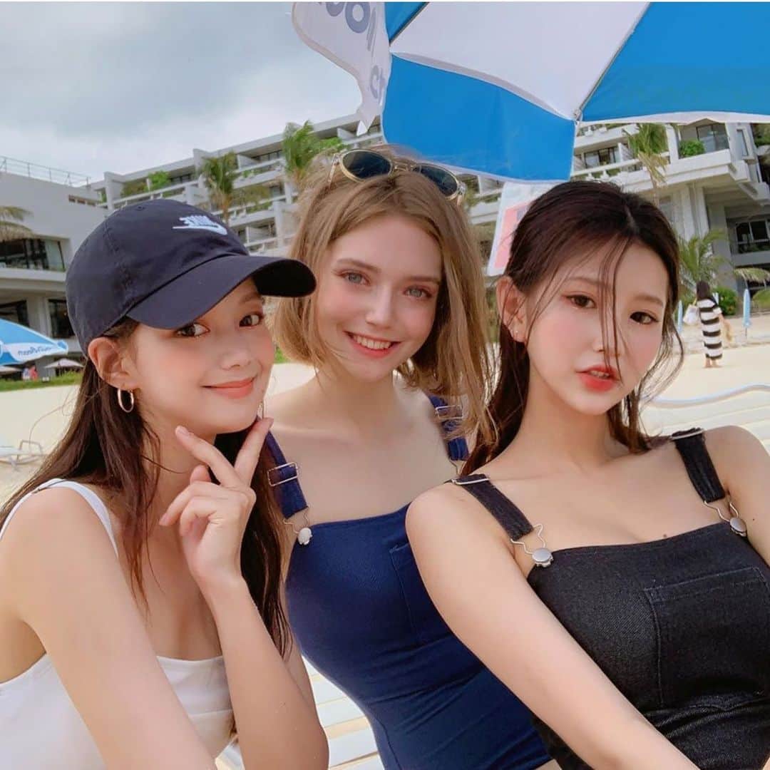 Chuuのインスタグラム：「친구들이랑 같이 입쟈!!!chuu swimwear🌴✨」