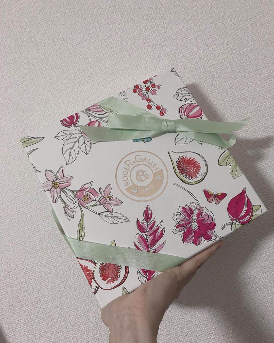 renさんのインスタグラム写真 - (renInstagram)「・ ・ 可愛くていい香りをまとって 雨の日もいい気分です🍬 #ロジェガレパフュームウォーター #ロジェガレ #rogergallet ・ ・」7月6日 11時06分 - _reeen_
