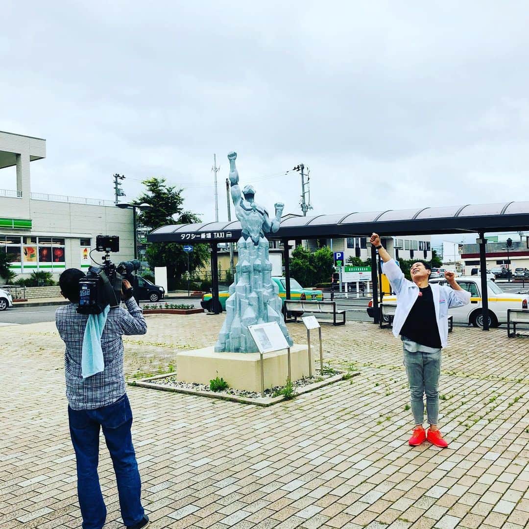 逸見太郎のインスタグラム：「毎日行ってみ太郎ロケ  #須賀川市pt.3 #須賀川駅#光の町#M78星雲#ウルトラマン #オヤジの朝の伸び？#シュワッチ#梅雨ぞら  今回もお天気なんとかもちそう💧」