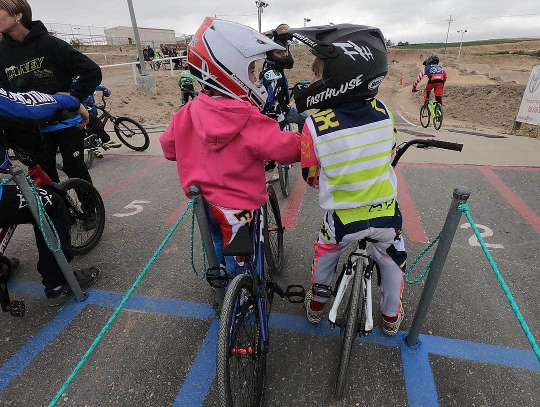 ケアリー・ハートさんのインスタグラム写真 - (ケアリー・ハートInstagram)「Friday night bmx racing w/ Willz!! Willz and Harley Graham having a stare down before the race 😂😂. @foxmoto」7月6日 11時08分 - hartluck