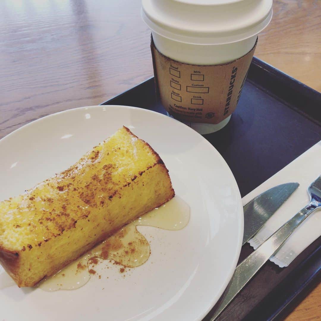 加藤千恵のインスタグラム：「先日のスタバ。フレンチトースト。セルフでハチミツ（かけすぎた……）とシナモン。スタバのフードって個人的には好みに合うものが少ないんだけど、これはパンが柔らかくておいしかった。ちなみにカップの中はチャイティーラテ。」