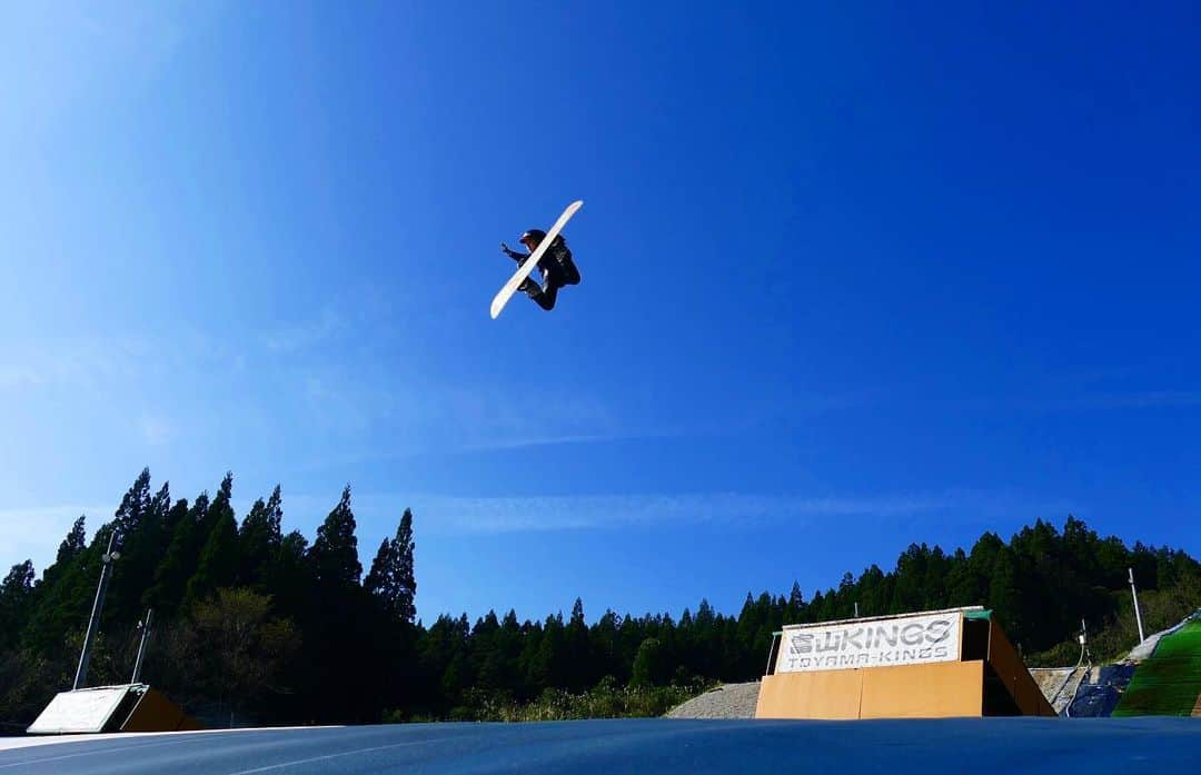 広野あさみさんのインスタグラム写真 - (広野あさみInstagram)「夏でもスノーボード🏂 コトナの夏休み 残り2名になりました!! エントリーフォームの調子が良くないのでDMください^_^ 大中小のジャンプ台があるのでレベルに合ったレッスンが出来ます✨ お一人様、初めての方大歓迎です✨  そして富山の皆さん、 今日チューリップテレビのミタイノコレクションで富山kingsの事が放送されるそうなのでぜひチェックしてみてくださいっ👀📺 ・ ・ ・ ・  コトナの夏休み詳細⬇︎ ・ ・ ・  ご好評につき今年も開催します！！ 『コトナの夏休みCAMP2019』 藤森由香のような(小声) 大人だけど中身は子供、、 そんな夏楽しみたい皆さん 集まれーーっ😆！！！ スノーボードレッスンキャンプ×大自然オートキャンプ 富山kingsだからこそできるイベント。 プロから学びスノーボードを上達しながら 大自然でリフレッシュしてください⭐︎ 富山kingsライダーと１泊２日を共にして、彼女らのスノーボードに対する姿勢、ライフスタイルに密着し体験してみよう！！ レベルに合ったクラス分けで安心。 １人参加、キングス初心者大歓迎！！ ■詳細■ ・日時  2019年7月20日〜7月21日 （雨天時決行）  1泊２日 ・時間  20日１０:００〜21日１７：００ ・場所　　富山KINGS ・参加条件　20歳以上のスノーボーダー男女  テント泊ができる方（テントは男女別）  スキー場でターン又はターン以上できる方 ・過度なクレームをしない方 ・泥酔しない方 ・定員  男女15名 ・〆切　　定員になり次第終了 ・参加費  男性25,000円（温泉代込み、宿泊費込み、BBQ代込み、26日の朝食、昼食付)  女性22,000円（温泉代込み、宿泊費込み、BBQ代込み、26日の朝食、昼食付) ※滑走代別(団体割引あり) 保険料各自200円かかります。 ■参加ライダー■ ・藤森由香（BURTON)　 平昌オリンピックスロープスタイルビッグエア日本代表 オリンピック4回も出場経験があるが、 そんなオーラがあまり感じられず面白いことを常に考えているちょっと変わった天然ライダー。クロスで鍛えたフリーラン技術でスロープスタイルを短期間でトップに上り詰めた方法を伝授してくれるでしょう。 ポジティブな性格もためになります。 ・広野あさみ（OGASAKA) 富山県出身 平昌オリンピックスロープスタイルビッグエア日本代表 人を笑わせるのが大好き。がたいとは反比例で気は弱め。（東京に行くとポケットティッシュがたまる） 富山県民は変んな人が多いと言われるがその１人。 １８歳から本格的にスノーボードを始め２３歳でワールドカップデビュー。怪我せずに上手くなるコツを教えてくれるはず。  大江光 （BURTON）  平昌オリンピック女子ハーフパイプ日本代表。富山県出身。  小学校1年生からスノーボードを始め、めきめきと頭角をあらわし高校1年生の時にはイタリアで開催されたジュニア世界選手権で2位。翌年に行われたオーストリアのユースオリンピックでは優勝。その後もW杯で何度も表彰台にあがり、あの超一流選手しか出場できない  X GAMESに招待され初出場5位という23歳にしてはかなりの経験人数、いや経験値の持ち主。  しかも昔から器械体操をしていたこともありバク宙や逆立ちはおてのもの。彼女のハイレグ姿に期待しよう！  富山出身 ■スケジュール■ １日目 １０：００ 　富山kings集合 １1：００〜１6：３０ 　富山kingsレッスン  １７：００〜 　BURTONテント作り １８：００〜 　温泉　（立山森の風温泉） １９：３０〜 　交流会という名の飲み会 （BBQ、フォトセッション、 　サイン会、ミニゲームetc…) ２２:００〜  星空観察〜テントでみんなで 〜おやすみなさい  ２日目 ６：３０ 　起床 ８：００〜９：００ 　お片づけ ９：３０〜１０：３０ 　百間滑で 　散歩&ストレッチ  朝ごはん １１：００〜１6：３０ 富山kingsレッスン ■スペシャルコンテンツ■ ・オガサカ製スノーボード板レンタル無料 ・富山キングス初めての方はレンタル無料！ (板、ブーツ、バイン、ヘルメット) ・プロライダーの指導の元、 施設面積日本一の富山kingsで2日間中4セッションみっちり滑れる！ ・オシャレ&組み立て楽チンなBURTONテントを体験してみよう！ ・ミニゲームでライダーの私物or豪華グッズが当たる！？ ・知る人ぞ知る避暑地。立山山麓の秘境「百間滑」にご招待。 ※スケジュールは随時変更する恐れがあります  お申込みいただいたあと、 開催日一週間前に詳細をメールにて再度お送りいたします。 ※キャンセル料について 当日お客様負担１００%  キャンセルされる際は至急 asamihirono@gmail.com までご連絡ください。  絶対楽しいです！！ 笑いすぎて腹筋が割れるかもしれませんmm お待ちしております😻」7月6日 11時30分 - asamihirono