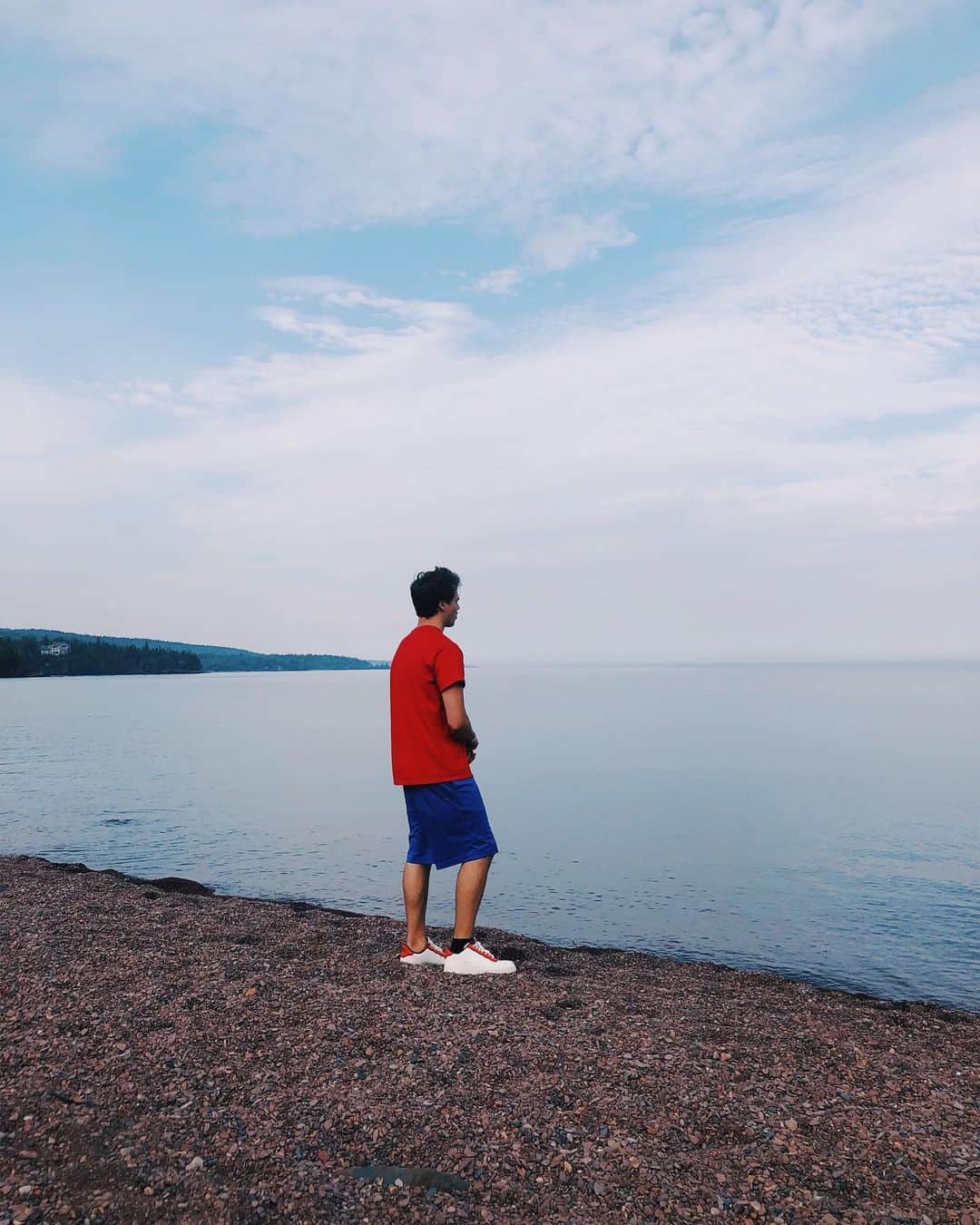 のインスタグラム：「takin’ a little mental break, hangin out and skipping rocks up in northern minnesota. lake superior is oh so beautiful. feeling thankful for everything in my life right now. love you all so much, and i’m so excited for this upcoming summer tour followed by our touring around the world up until christmas time. i have everything i need right now to be honest, and yet this journey just keeps on getting more and more beautiful. thanks for 2 million on here. y’all are the best. see you soon ♥️」