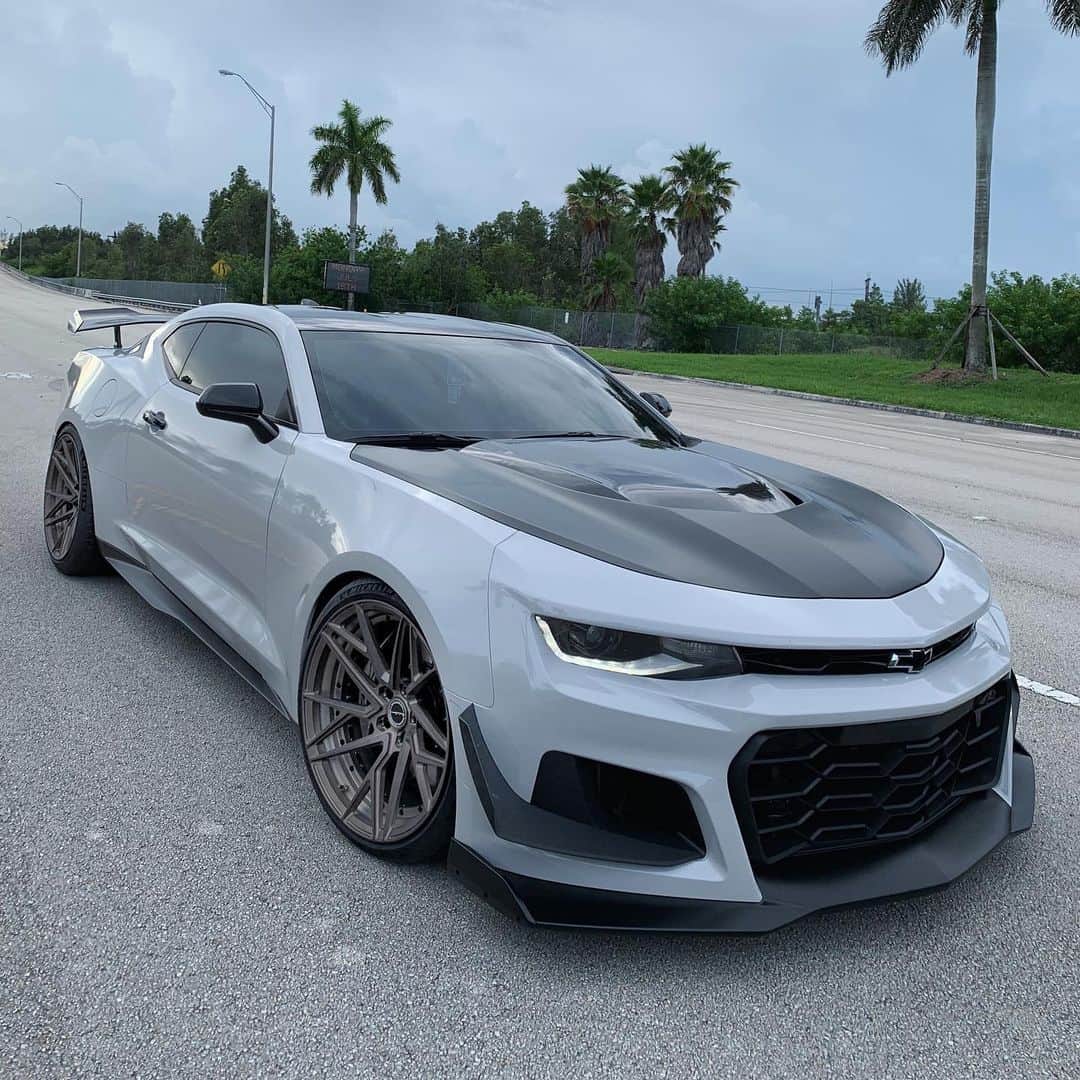 CARLiFESTYLEさんのインスタグラム写真 - (CARLiFESTYLEInstagram)「Camaro Wrapped #GrigioSqualo by @rodwraps #carlifestyle Owner @gabe.design PF8 @brixtonforged」7月6日 11時22分 - carlifestyle
