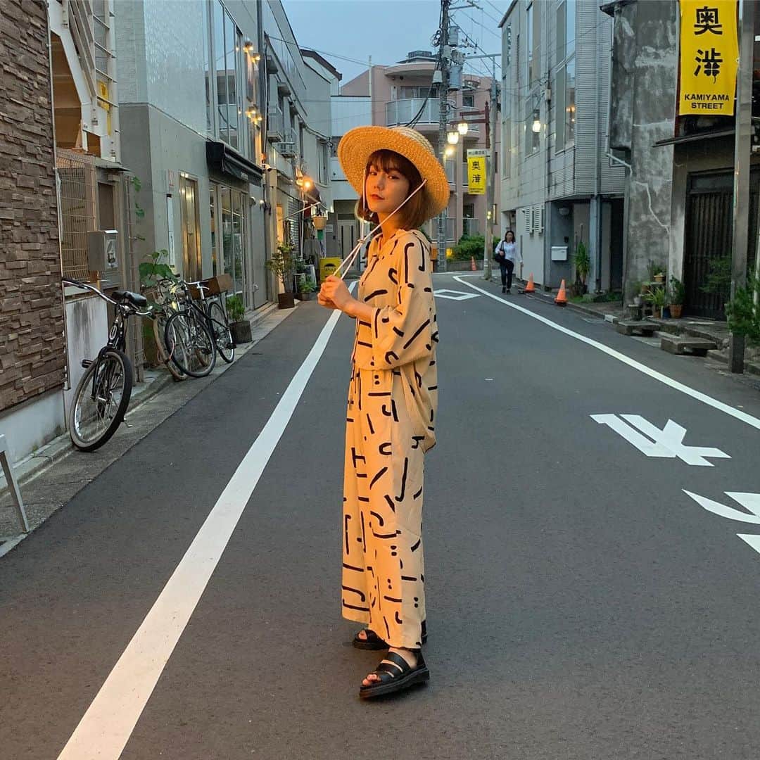 のインスタグラム：「最近スカート履いてないから 履かなきゃな～～😂👏🌼 フリフリなラブリーな格好も好き！ #mei_outfit #セットアップ」