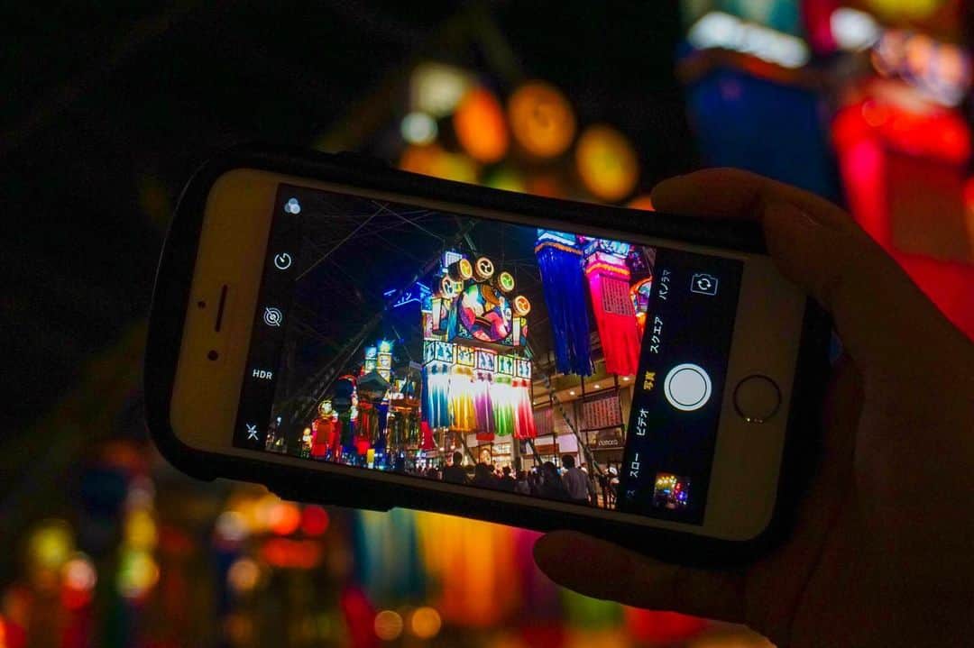 平塚市さんのインスタグラム写真 - (平塚市Instagram)「* 夜のライトアップでは 七夕飾りが一層美しく輝きます。 スマートフォン越しに撮影すると また違った景色が見えて面白い！ ステキな七夕写真を撮って #hiratsukagood でシェア♪ ***************** #手をつなぎたくなる街 #hiratsukagood #hiratsuka#平塚 #shonan#湘南 #kanagawaphotoclub #七夕#まつり #七夕まつり #湘南ひらつか七夕まつり #七夕飾り#竹飾り #夜景#夜景ら部 #ライトアップ #充実した休日 #週末の過ごし方 #日々#暮らし #instagramjapan#igersjp」7月6日 11時31分 - hiratsukagood
