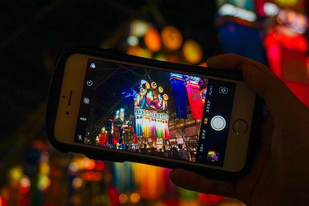 平塚市さんのインスタグラム写真 - (平塚市Instagram)「* 夜のライトアップでは 七夕飾りが一層美しく輝きます。 スマートフォン越しに撮影すると また違った景色が見えて面白い！ ステキな七夕写真を撮って #hiratsukagood でシェア♪ ***************** #手をつなぎたくなる街 #hiratsukagood #hiratsuka#平塚 #shonan#湘南 #kanagawaphotoclub #七夕#まつり #七夕まつり #湘南ひらつか七夕まつり #七夕飾り#竹飾り #夜景#夜景ら部 #ライトアップ #充実した休日 #週末の過ごし方 #日々#暮らし #instagramjapan#igersjp」7月6日 11時31分 - hiratsukagood