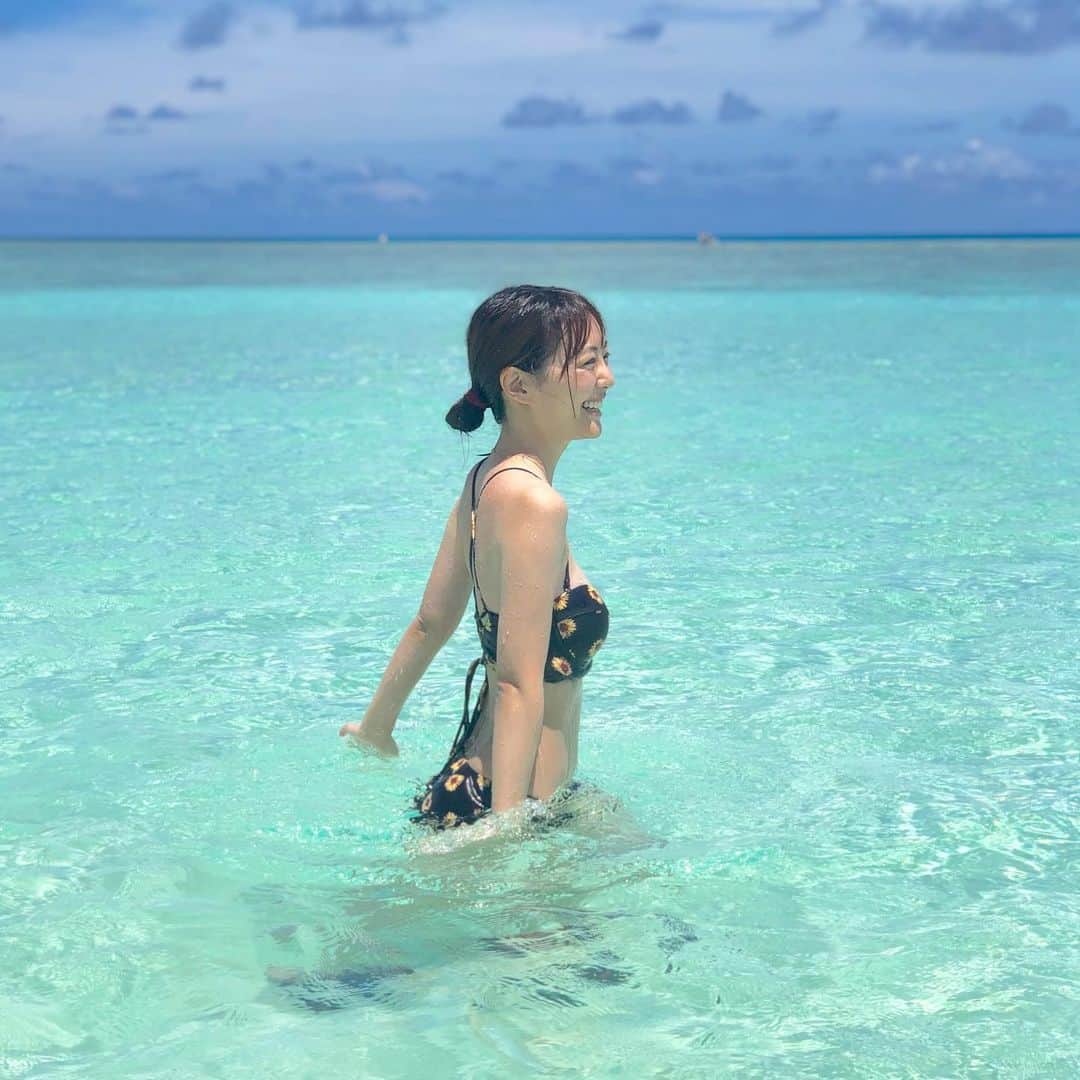 うえむらちかのインスタグラム：「#クイズ #ここはどこでしょう？﻿ ﻿ ﻿ 続いての正解を発表したいと思います🎊﻿ ﻿ ﻿ 正解その⑤﻿ ﻿ ﻿ 📍#波照間島 🌴﻿ ﻿ ﻿ こここそが今回の旅の本命の目的地でした‼️﻿ ﻿ #日本最南端 の島であり﻿ それ以外でも名前を聞いたことがある方もいらっしゃるのではないでしょうか？﻿ ﻿ 私が来たかった理由は実はそこにあるのですが、それは次の投稿で発表するとして（まだ引っ張る笑）﻿ ﻿ ﻿ まずは世界も認めた #ニシ浜ビーチ をご堪能ください❣️﻿ ﻿ 見よ、この透明度‼️🌊﻿ ﻿ #世界のベストビーチ2017 の日本部門で1位に輝いている﻿ 日本で一番綺麗な海です🏖﻿ ﻿ 海水じゃなく淡水なのでは？と顔をつけると…﻿ 実にしょっぱいので、本当に海なのですが、底まで見渡せるし﻿ ﻿ なんと #ウミガメ が普通に近くで泳いでいて、海水浴しながら見ることができるんですよ🐢﻿ ﻿ #水中カメラ を持ってない自分を呪いました笑﻿ ﻿ ﻿ フェリーでしか行けないので、だいぶ到着までに時間がかかりましたが、この海ひとつ見るだけでもその価値はじゅうぶんっ❣️﻿ ﻿ ぜひ人生に一度は訪れてみてください💕﻿ ﻿ ﻿ 波照間島はあとひとつ🤩﻿ ﻿ ﻿ #旅行 #タビジョ #旅 #沖縄旅行﻿ #島めぐり #旅女子 ﻿ #沖縄 #日本最南端﻿ #ビーチ #beach #八重山諸島﻿ #日本のベストビーチ #水着﻿ #ビキニ #旅スタグラマー #スイムウェア」