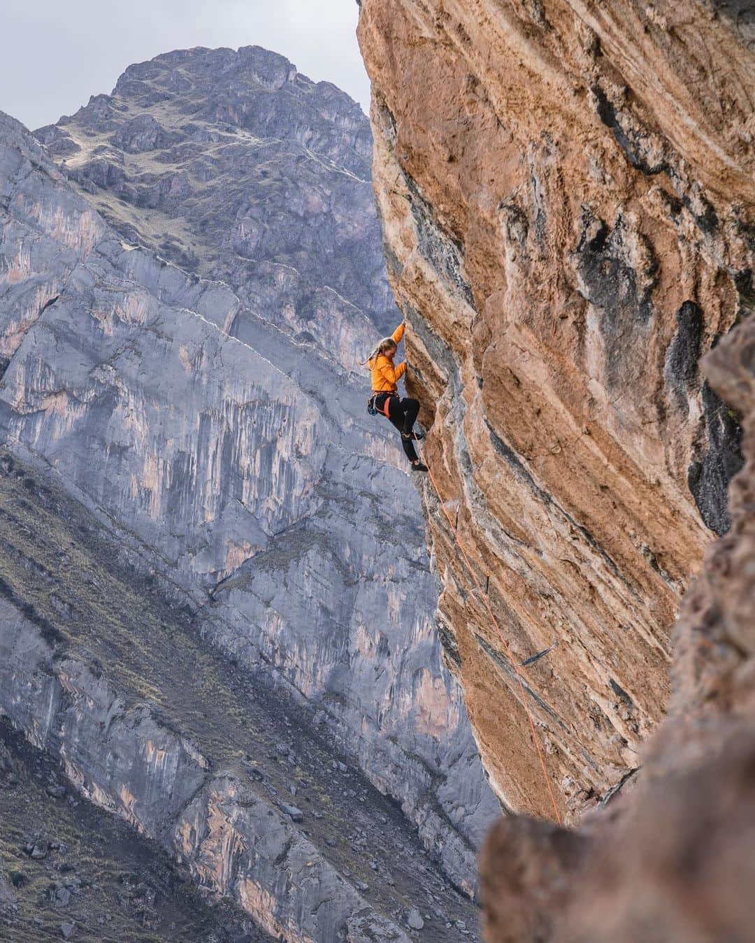 エミリー・ハリントンのインスタグラム：「🧗🏼‍♀️,🦙, and 🥑. What else does one need? 🤔🤷🏼‍♀️ // 📸 @honngy // @thenorthface_climb // @thenorthface」