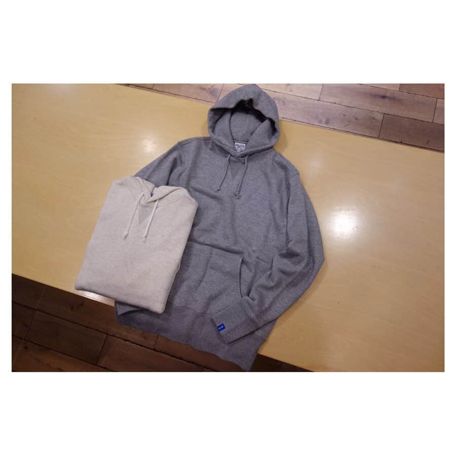 のインスタグラム：「*** LW05 丸胴吊り編みプルオーバーパーカー 入荷です。 . LW01 丸胴吊り編みクルースウェットに続きまして、こちらも入荷致しました。 LW01同様、LWベーシック丸胴吊り裏毛を使用して製作されています。 . カラーはグレーメランジ、マリン、オートミール、ブラックの4色展開。 販売価格は¥18,000(税抜)となります。 . 定番プルオーバーパーカー、是非店頭でお試し下さい。 . #ループウィラー #吊り編み #スウェット #定番 #日本製 #ループウィラー大阪 #lw大阪 #和歌山 #大阪 #南船場 #時尚 #옷스타그램 #오사카  #loopwheeler #tsuriami #sweat #sweatshirts #madeinjapan #lwosaka #japan #wakayama #osaka #minamisenba #wear #fashion」