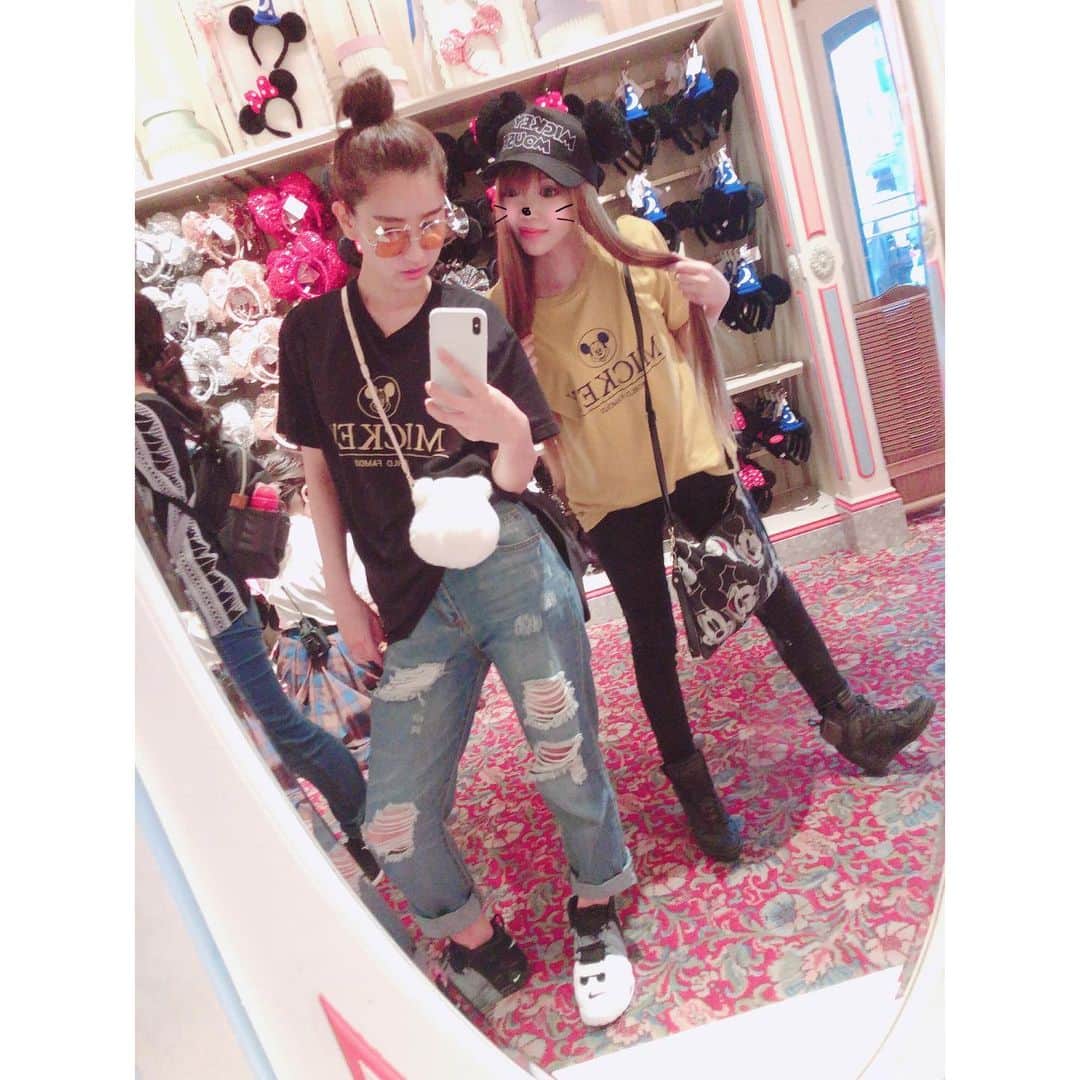 影山祥子さんのインスタグラム写真 - (影山祥子Instagram)「7/1.ディズニーランド🐭 七夕🎋のイベント💖短冊に願いを書きに✏️ が、あいにくの雨☔️ カッパ着て決行😂 雨はやだけど、空いてるからほとんどあんま並ばず乗れた🙊♡ シーの方が混むね🙄 すごーくゆっくりディズニーを楽しめた💖 . . あたし乗り物酔いするようになった。まじでこれは大問題。 どうしたら治るか。 . . あとはなれない靴ではいかない← モアテン硬すぎて足首打撲ww まあ雨だったからしゃーない← . . 久しぶりにエレクトリカルパレードみたけど、なんかよかった🙊💓 いつもパレードみるより乗り物乗ってたからたまにはパレードみるのもありだなーって思いました🙊💓 . 大人な楽しみ方ができたディズニーでした🙊🙊🙊🙊 願いよ届け🤲🤲🙏🙏🙏 . . #Disney #ディズニーランド #七夕 #パレード #ミッキー #ミニー #デイジー #ドナルド #安定の #可愛い #楽しかった #ディズニー行くとグッズが増える #おそろ #tshirt #instalike」7月6日 11時41分 - sacco324