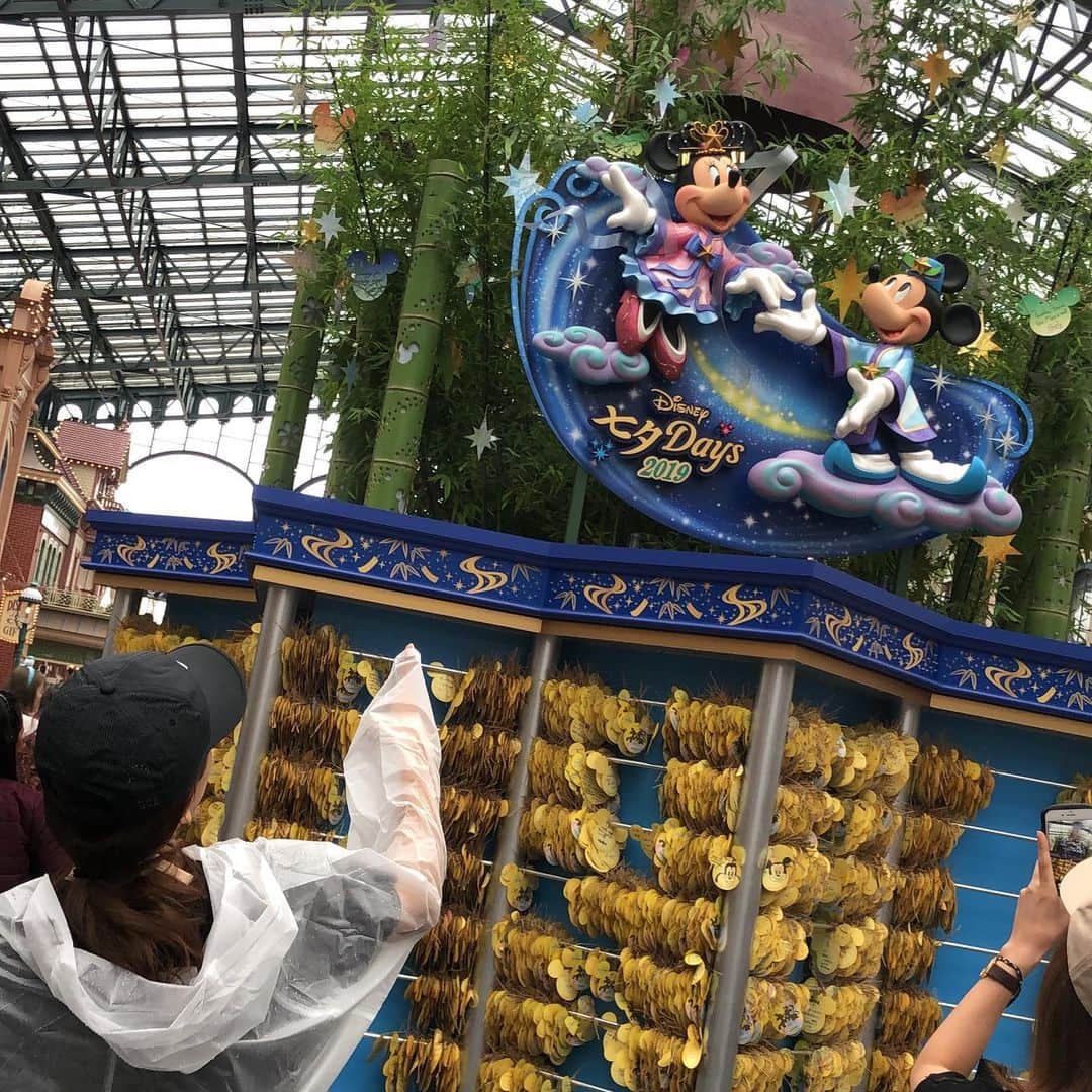 影山祥子さんのインスタグラム写真 - (影山祥子Instagram)「7/1.ディズニーランド🐭 七夕🎋のイベント💖短冊に願いを書きに✏️ が、あいにくの雨☔️ カッパ着て決行😂 雨はやだけど、空いてるからほとんどあんま並ばず乗れた🙊♡ シーの方が混むね🙄 すごーくゆっくりディズニーを楽しめた💖 . . あたし乗り物酔いするようになった。まじでこれは大問題。 どうしたら治るか。 . . あとはなれない靴ではいかない← モアテン硬すぎて足首打撲ww まあ雨だったからしゃーない← . . 久しぶりにエレクトリカルパレードみたけど、なんかよかった🙊💓 いつもパレードみるより乗り物乗ってたからたまにはパレードみるのもありだなーって思いました🙊💓 . 大人な楽しみ方ができたディズニーでした🙊🙊🙊🙊 願いよ届け🤲🤲🙏🙏🙏 . . #Disney #ディズニーランド #七夕 #パレード #ミッキー #ミニー #デイジー #ドナルド #安定の #可愛い #楽しかった #ディズニー行くとグッズが増える #おそろ #tshirt #instalike」7月6日 11時41分 - sacco324