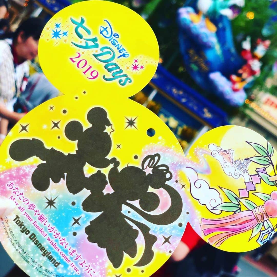 影山祥子さんのインスタグラム写真 - (影山祥子Instagram)「7/1.ディズニーランド🐭 七夕🎋のイベント💖短冊に願いを書きに✏️ が、あいにくの雨☔️ カッパ着て決行😂 雨はやだけど、空いてるからほとんどあんま並ばず乗れた🙊♡ シーの方が混むね🙄 すごーくゆっくりディズニーを楽しめた💖 . . あたし乗り物酔いするようになった。まじでこれは大問題。 どうしたら治るか。 . . あとはなれない靴ではいかない← モアテン硬すぎて足首打撲ww まあ雨だったからしゃーない← . . 久しぶりにエレクトリカルパレードみたけど、なんかよかった🙊💓 いつもパレードみるより乗り物乗ってたからたまにはパレードみるのもありだなーって思いました🙊💓 . 大人な楽しみ方ができたディズニーでした🙊🙊🙊🙊 願いよ届け🤲🤲🙏🙏🙏 . . #Disney #ディズニーランド #七夕 #パレード #ミッキー #ミニー #デイジー #ドナルド #安定の #可愛い #楽しかった #ディズニー行くとグッズが増える #おそろ #tshirt #instalike」7月6日 11時41分 - sacco324