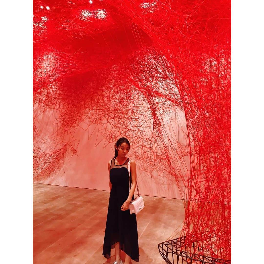 渡辺未優のインスタグラム：「. 塩田千春展  魂がふるえる . 張り巡らせる糸。 繊細かつエネルギッシュにも感じる。 . . #森美術館 #塩田千春 #chiharushiota #art #roppongihills .」