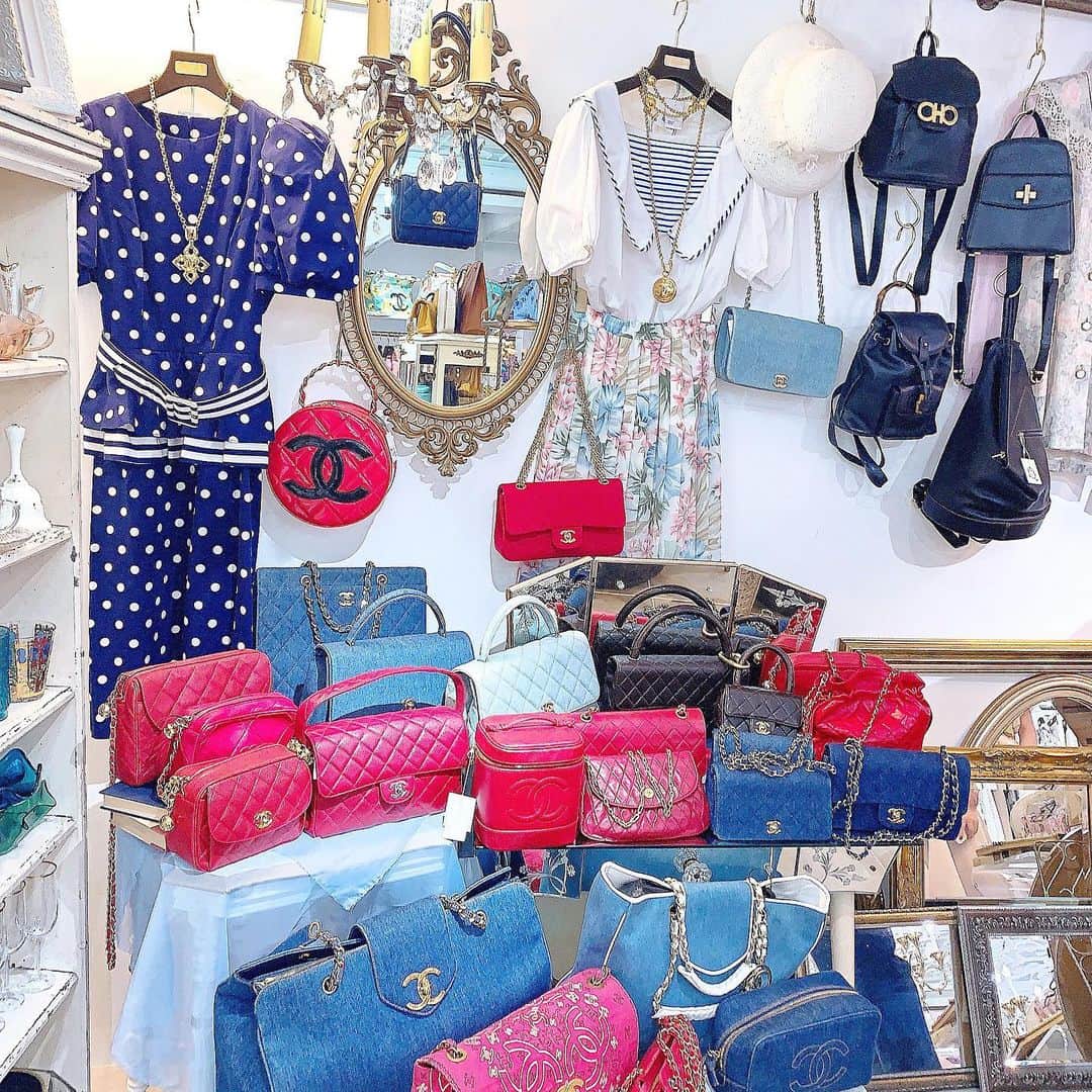 のインスタグラム：「＊ 前からずっと気になってた💓 @vintageqoo  種類も豊富でお店の中いるだけで 気分上がった👠💓🥺 #vintageqoo#chanel#vintage  #vintagefashion#vintageshop  #japan#omotesando#instafashion  #instagood#l4l#like4likes#followme #シャネル#ビンテージ#シャネル #シャネルバッグ#ルイヴィトン  #表参道#バック可愛すぎた #いいね#いいな返し#フォロミー」
