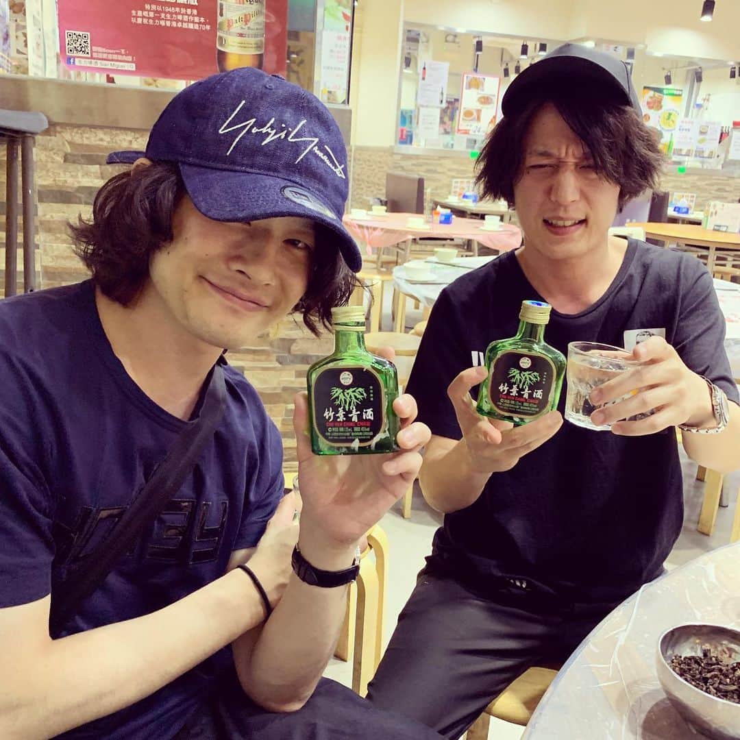 磯部寛之のインスタグラム：「Thank you Hong Kong! It was such an amazing night. Surprised by how energetic you all were, you are one of the loudest singing crowd. And of course I enjoyed drinking after the show, everything was fantastic. We’ll be back soon Hong Kong, see you all then! Hiro 香港ありがとうございました。楽しい夜でした。びっくりするくらいエネルギッシュな空間で、皆歌う声でかくて最高。もちろんライブ後の飲みも楽しみました。全部美味かったなぁ。また早めに帰って来ようと思うのでまたその時にお会いしましょう。 ひろ #alexandros #sleeplessinbrooklyn #sleeplessinhongkong #hongkong #thankyouall #ライブ#楽しすぎ #地元 #の #ビール #も #焼酎 #みたいなやつ #も #美味かった #サンキュー #香港」