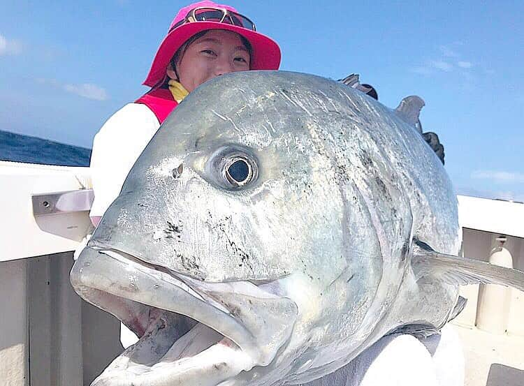 高本采実さんのインスタグラム写真 - (高本采実Instagram)「🐟 正面からも、どーーーん‼️ 口でかすぎて笑える😂😂 . . . . #奄美大島 #トカラ列島 #bigdipper #GT #gianttrevally  #ジャイアントトレバリー #魚 #gtfishing  #キャスティング #ファイト #reeling #船 #船釣り #boatfishing #釣り #釣りフォト  #fishingphoto  #釣り好き #オフショア #キャスト #海 #海釣り #🎣 #釣魚 #钓鱼 #釣りガール #fishinggirl #高本采実 #あやみん #ayamistagram」7月6日 11時57分 - ayami__summer