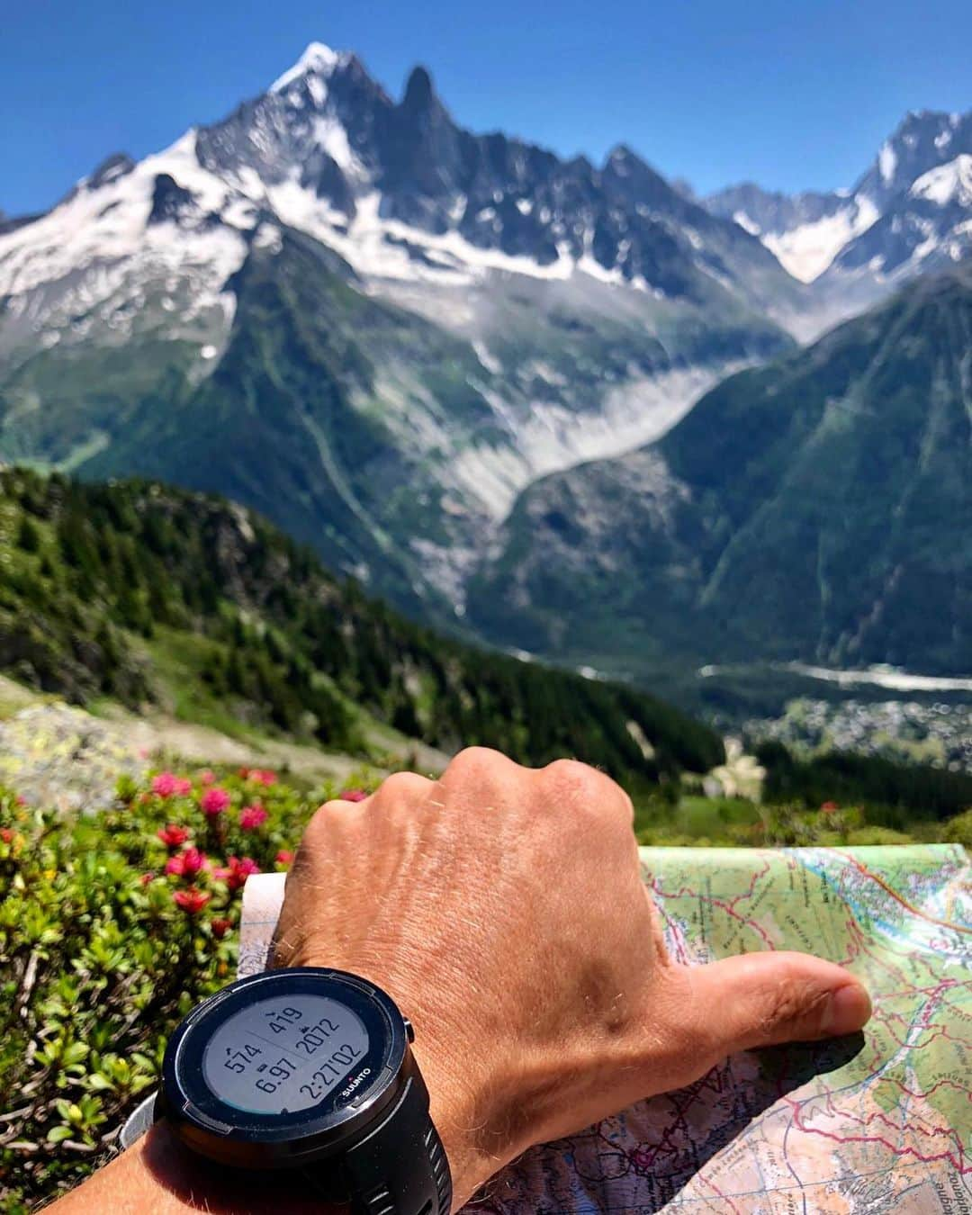 Suuntoさんのインスタグラム写真 - (SuuntoInstagram)「What mountain is that?🏔 This and many other essential alpine navigation and orienteering skills with #map, #compass and #gpswatch were covered at our navigation clinic at the Arc’teryx Alpine Academy today. #suunto  @arcteryxacademy @arcteryx @chamonixmontblanc #mountaineering #navigation」7月6日 22時57分 - suunto